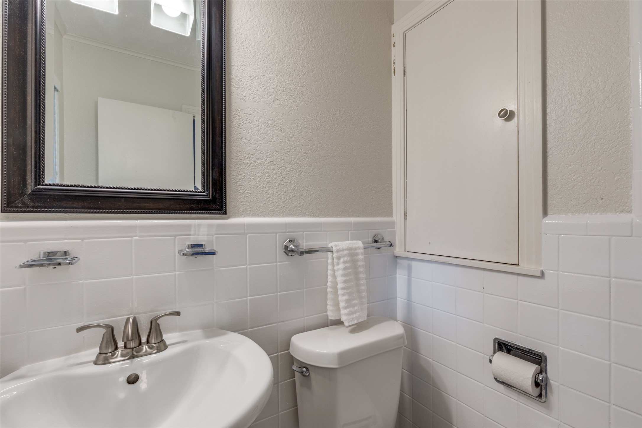 1901 Bluebird Avenue