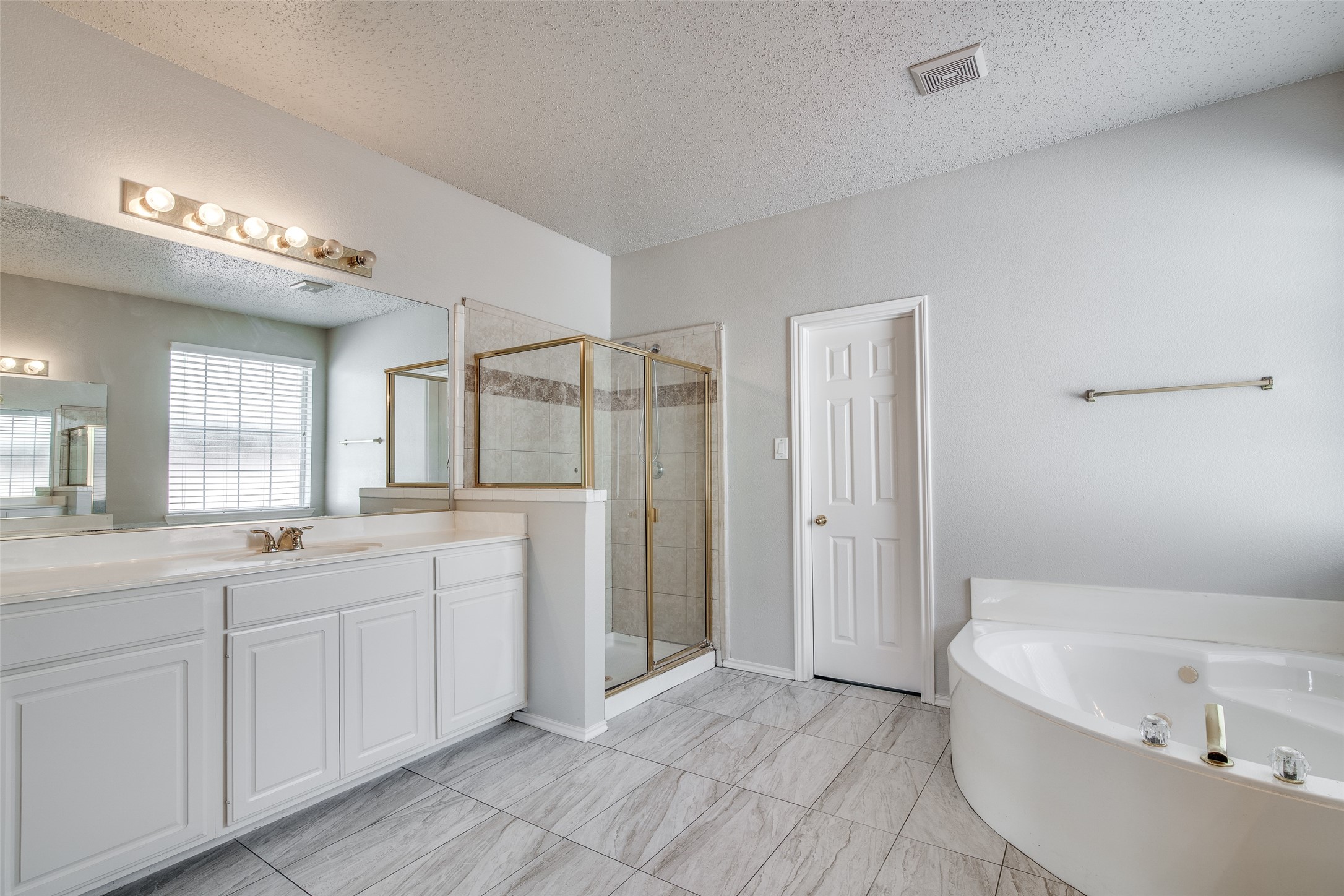 1520 Eaglepoint Drive