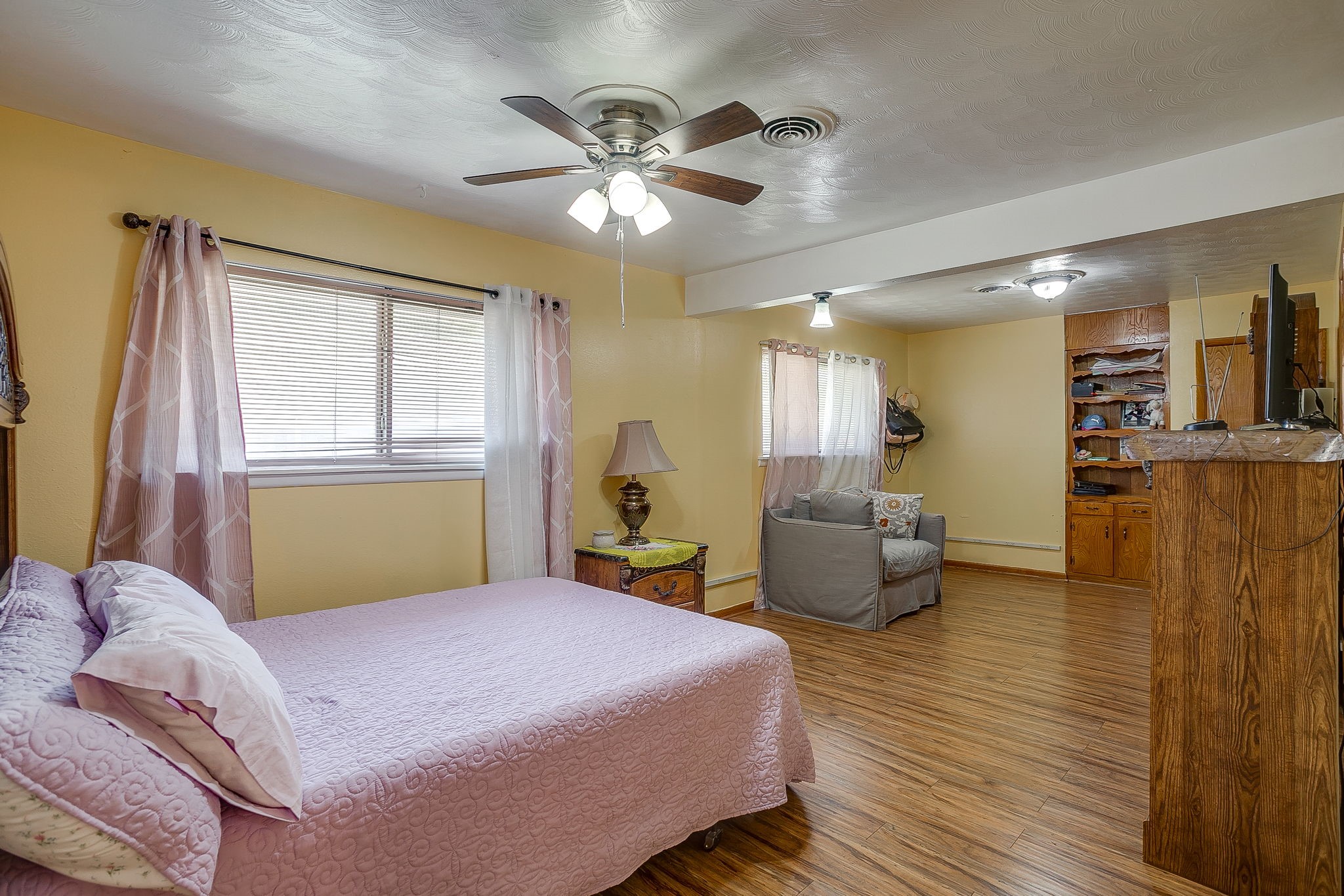 2122 S Vernon Avenue