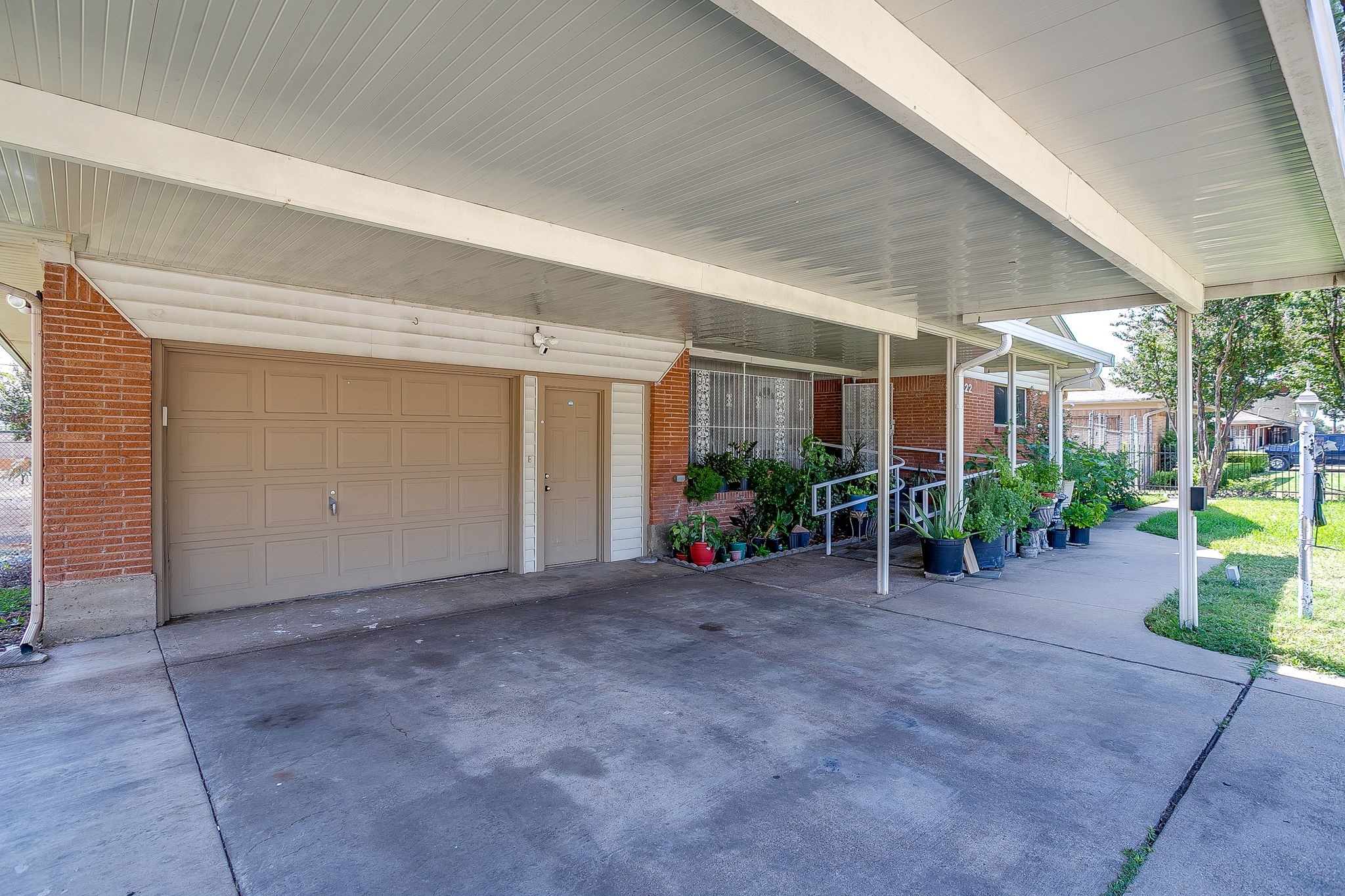 2122 S Vernon Avenue