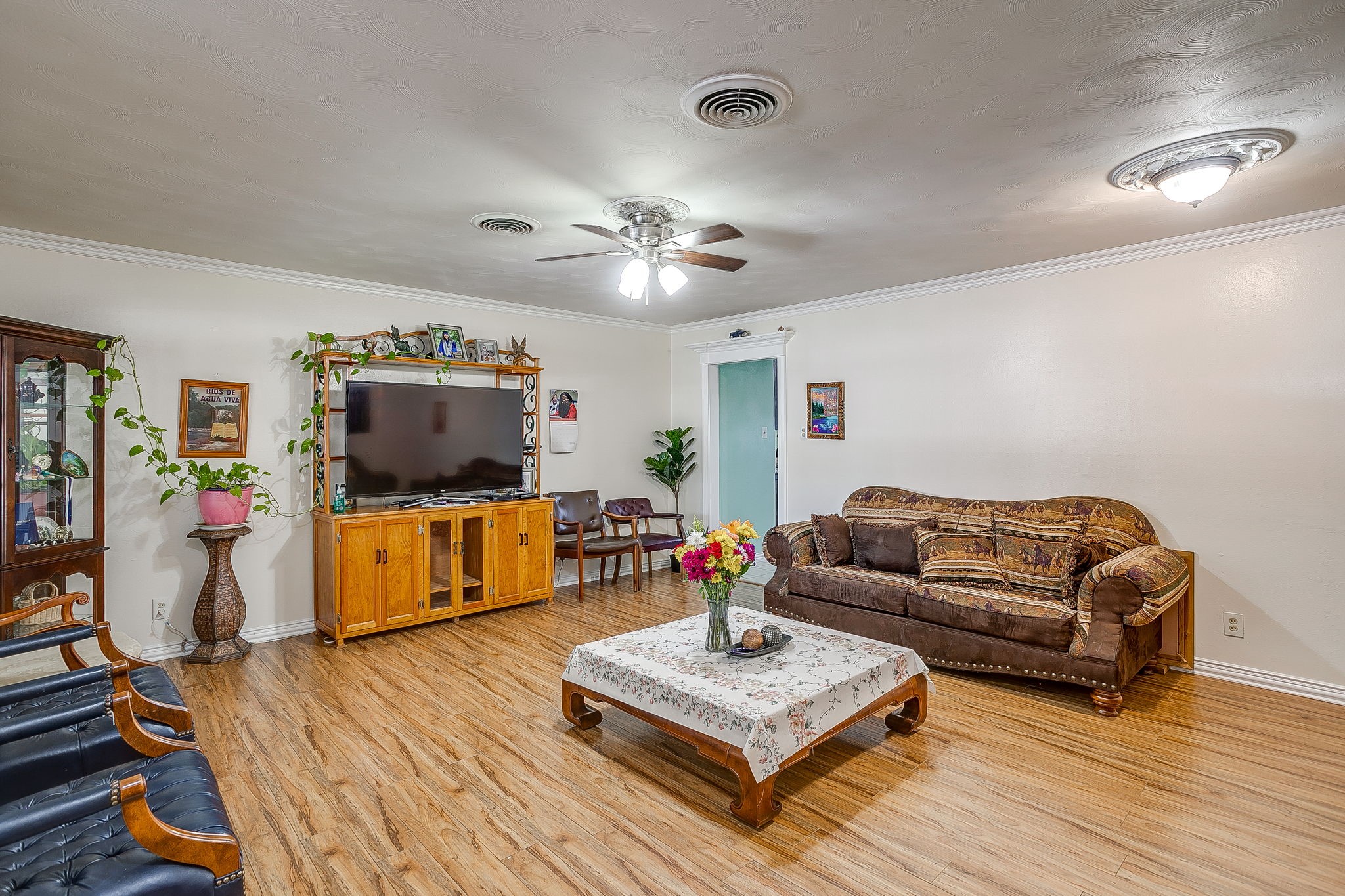 2122 S Vernon Avenue