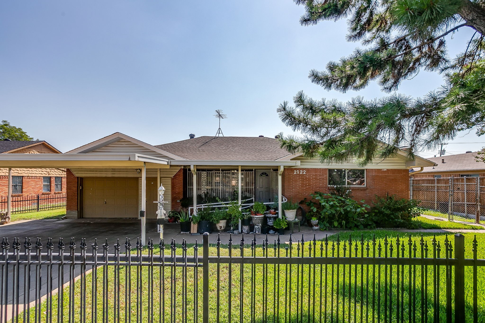 2122 S Vernon Avenue