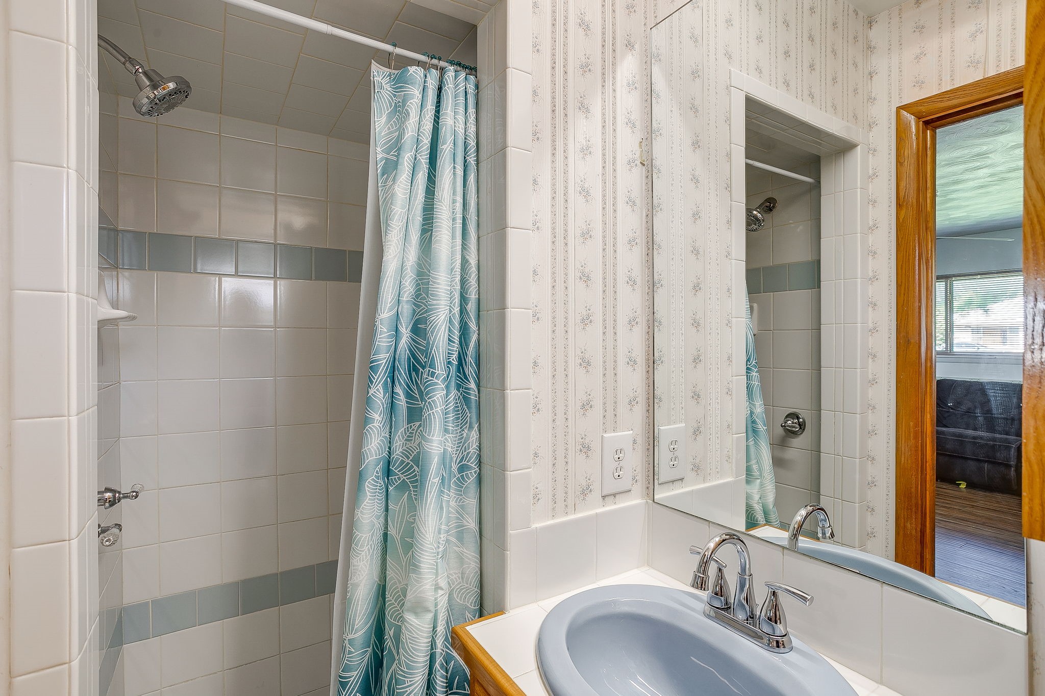 2122 S Vernon Avenue