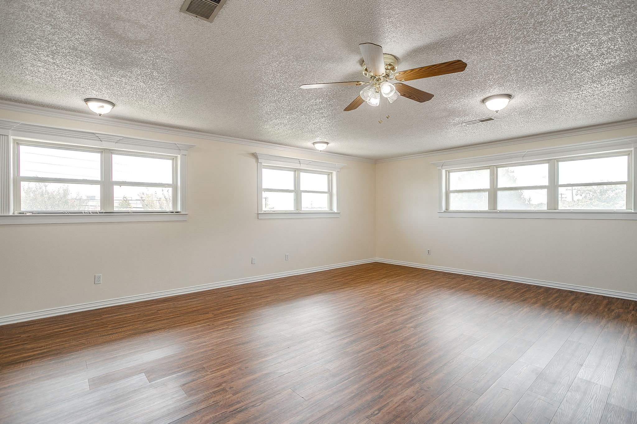 2122 S Vernon Avenue