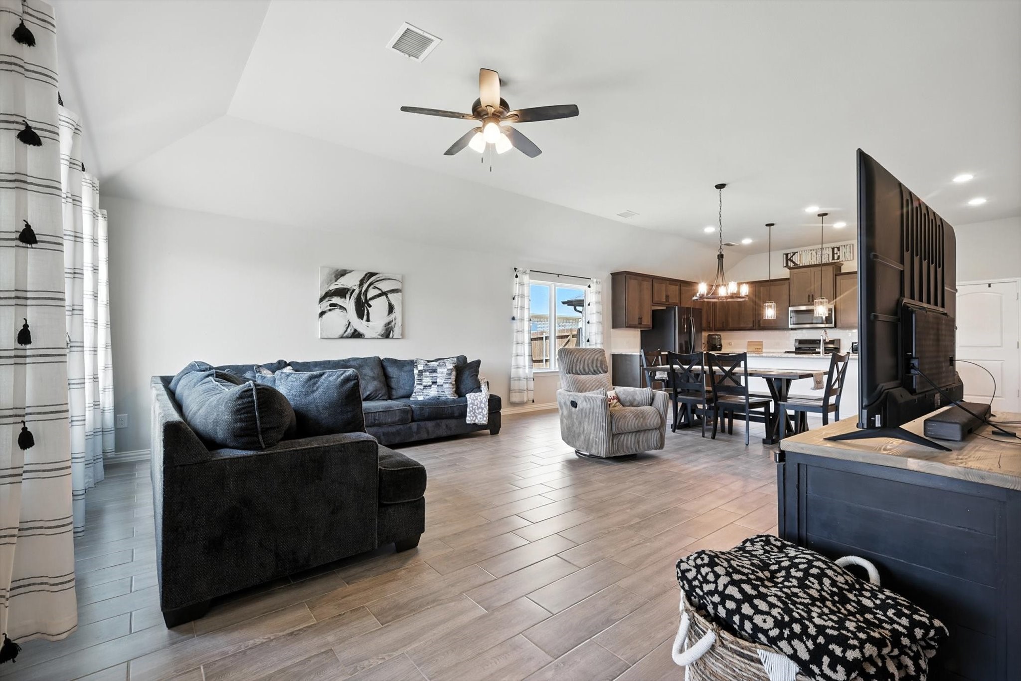 3325 Woodland