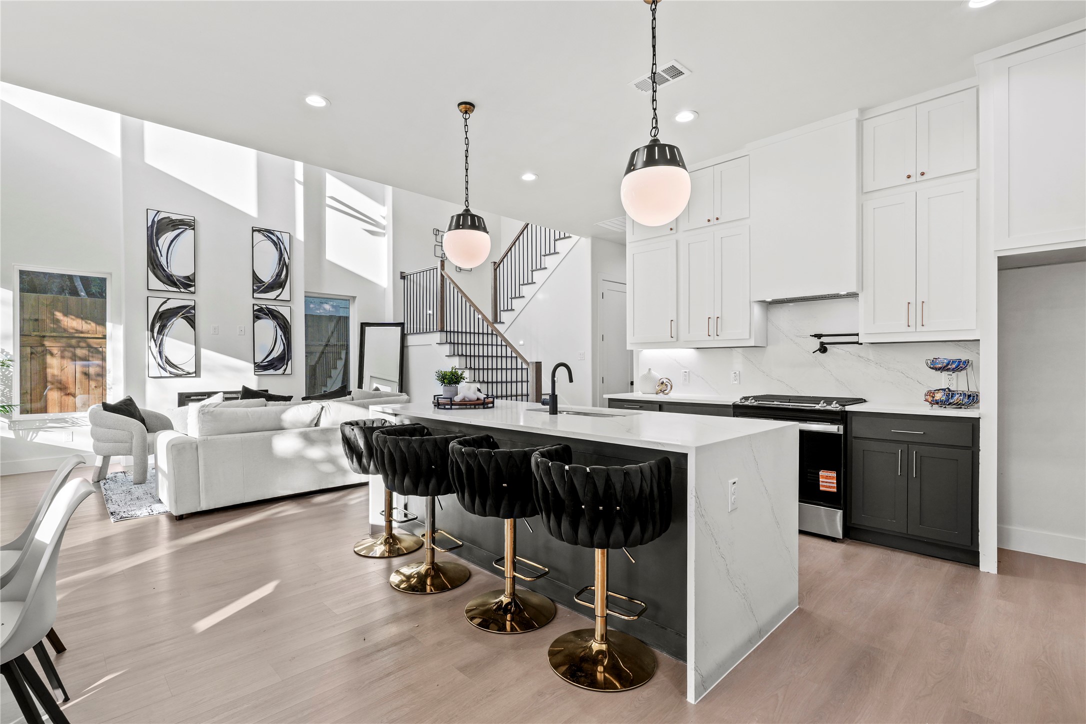 2219 W Lovers Lane