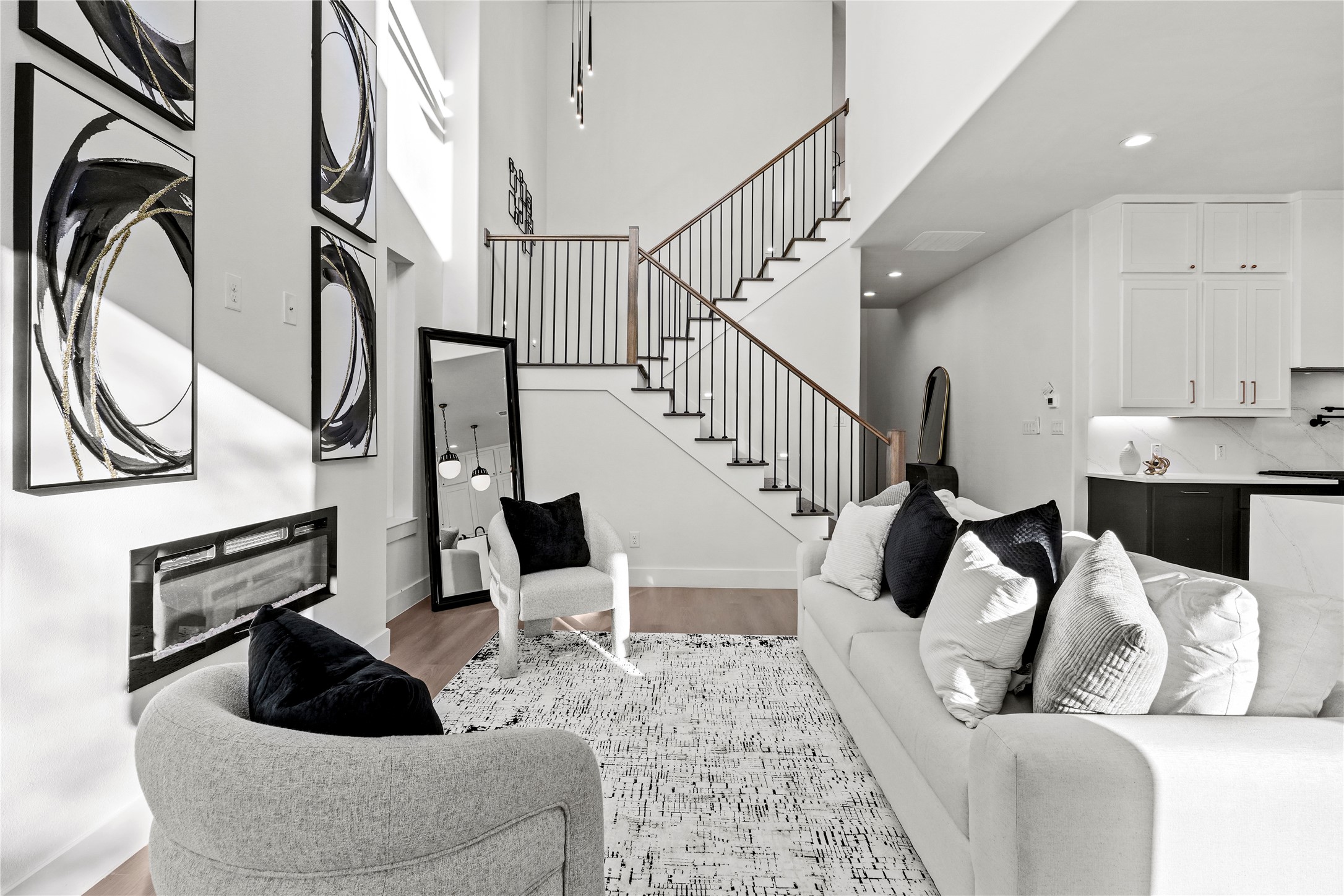 2219 W Lovers Lane