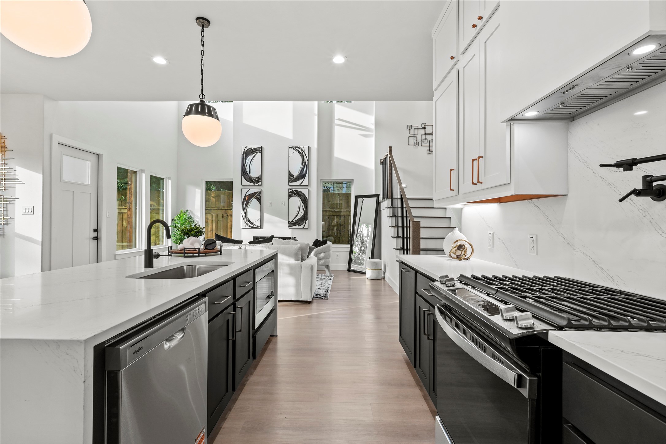 2219 W Lovers Lane