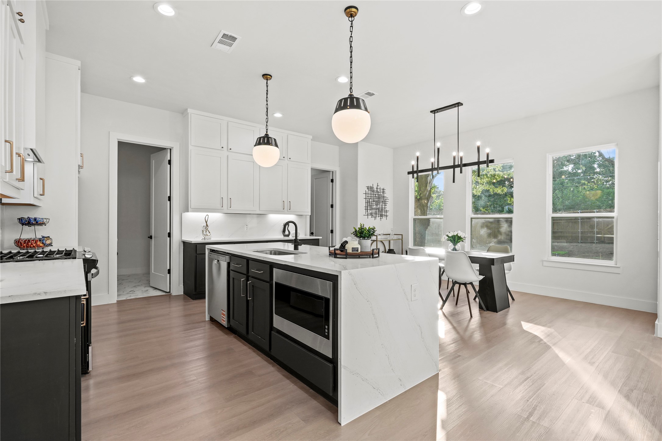 2219 W Lovers Lane