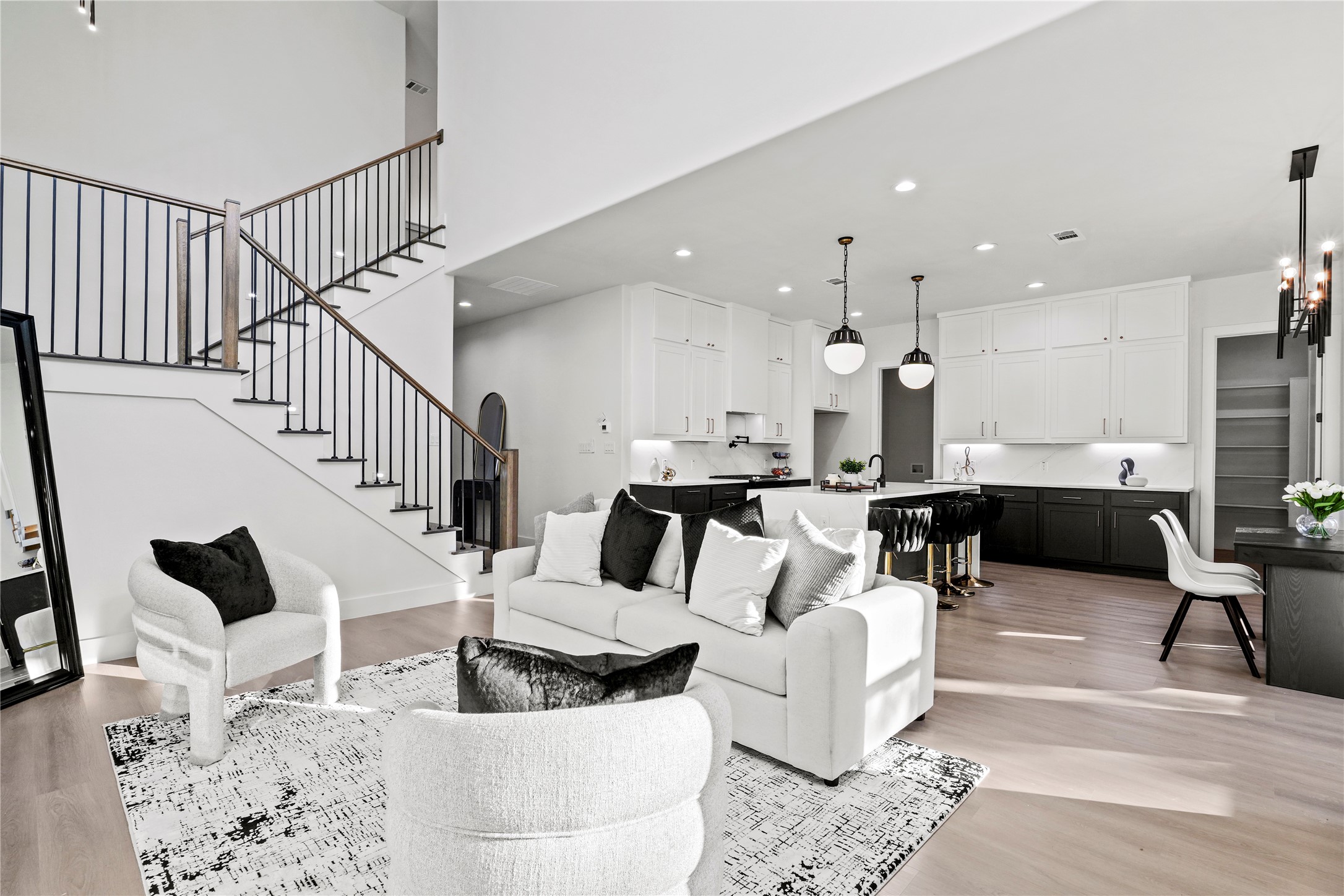 2219 W Lovers Lane
