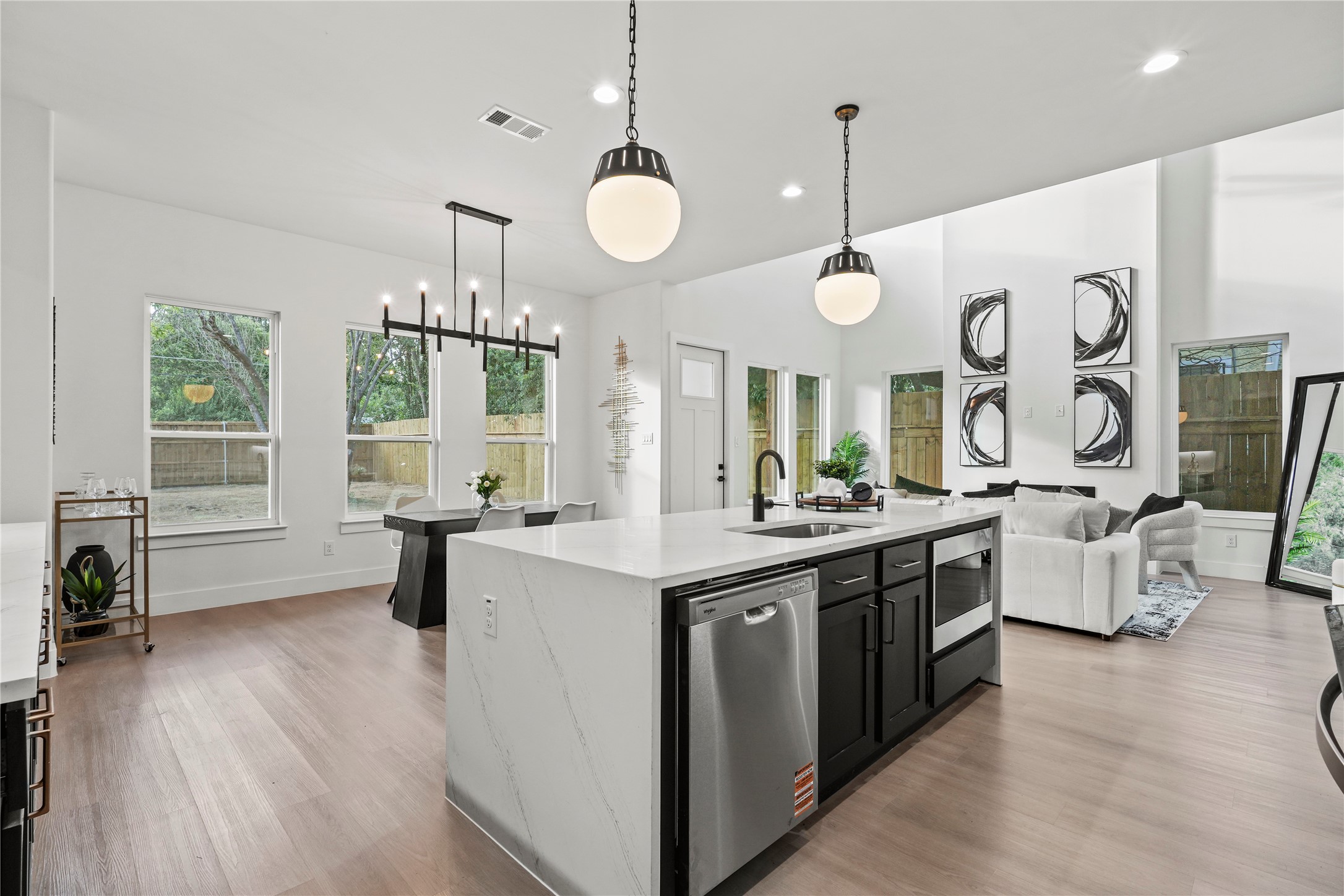 2219 W Lovers Lane