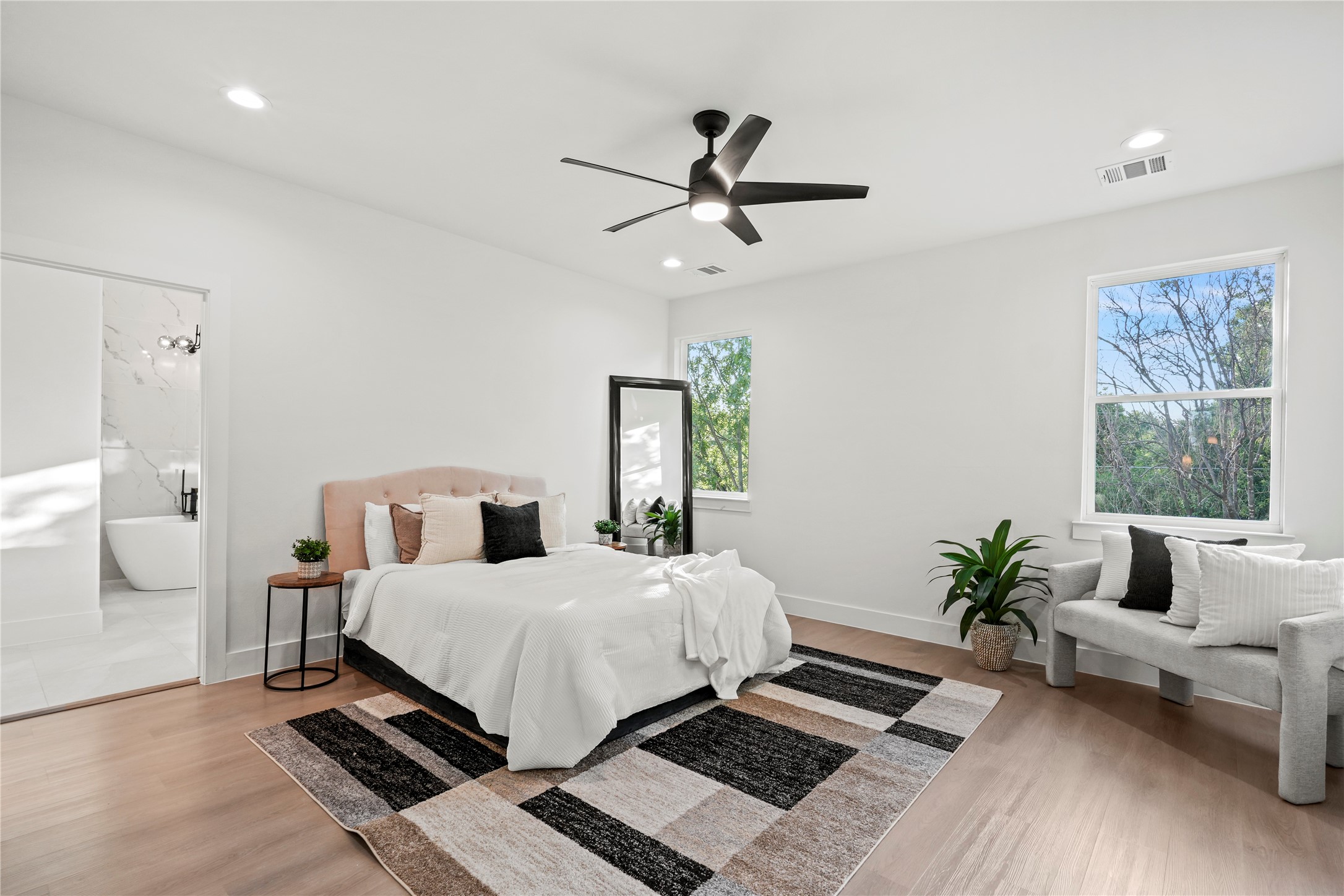 2219 W Lovers Lane