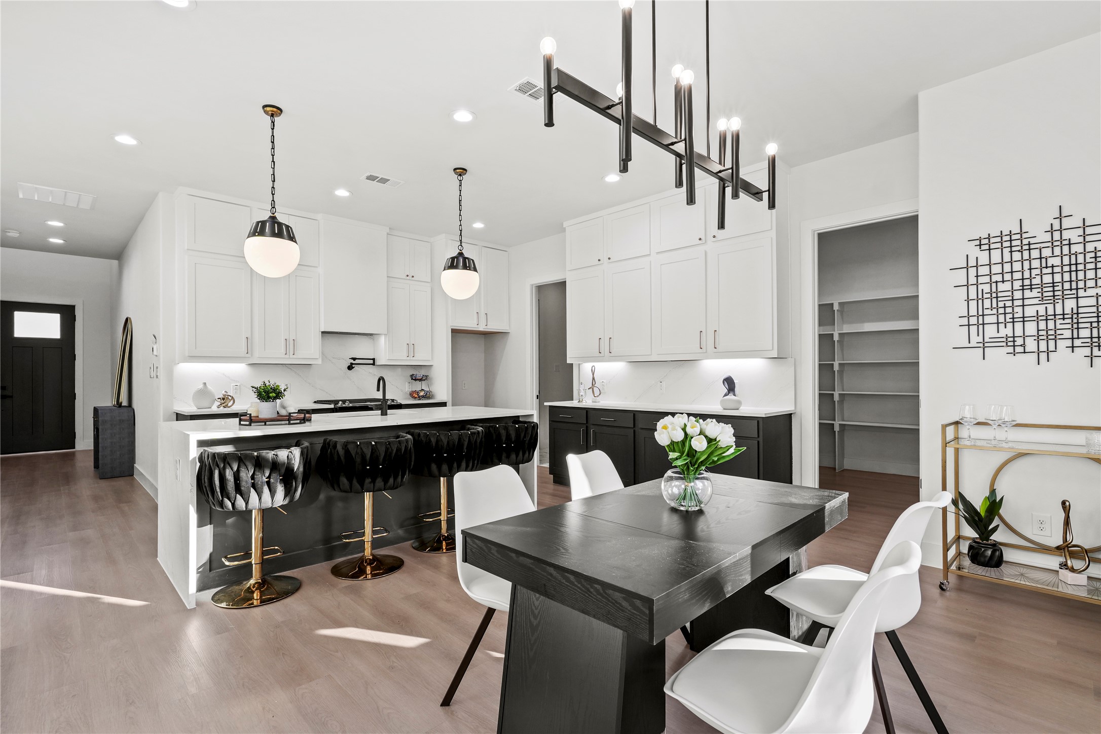 2219 W Lovers Lane
