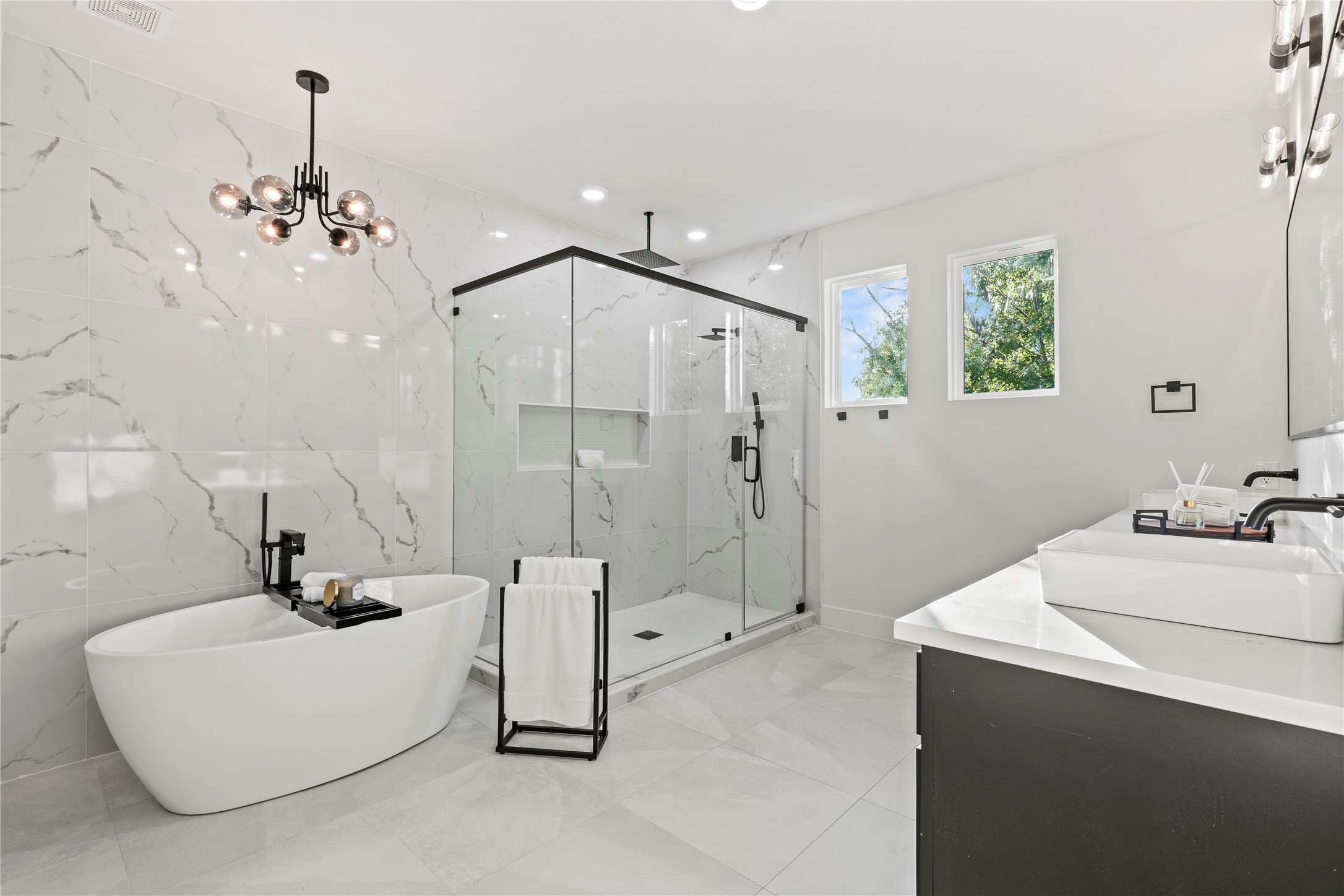 2219 W Lovers Lane