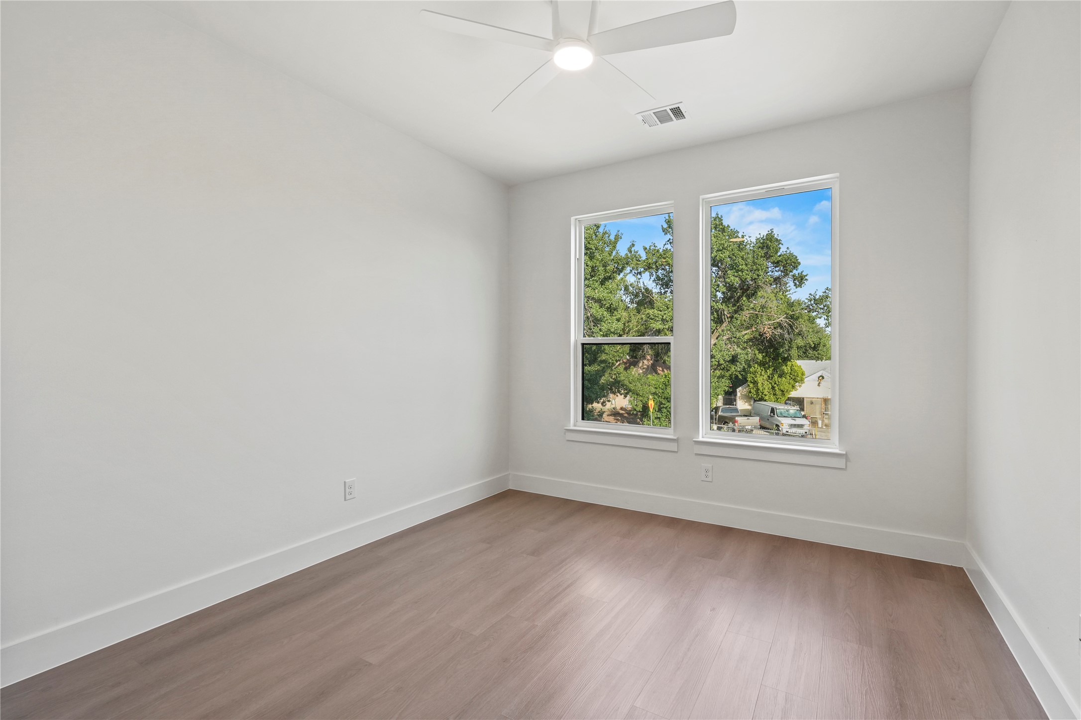 2219 W Lovers Lane
