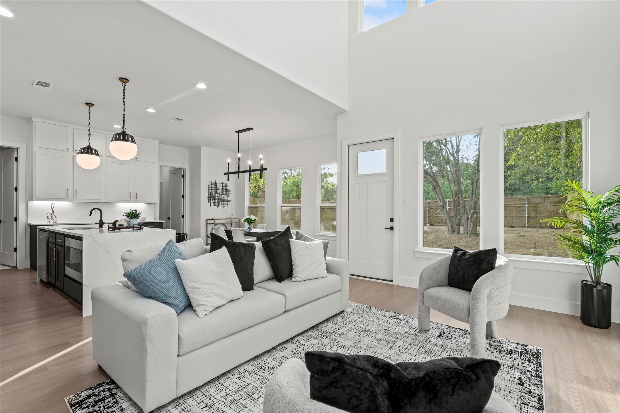 2219 W Lovers Lane