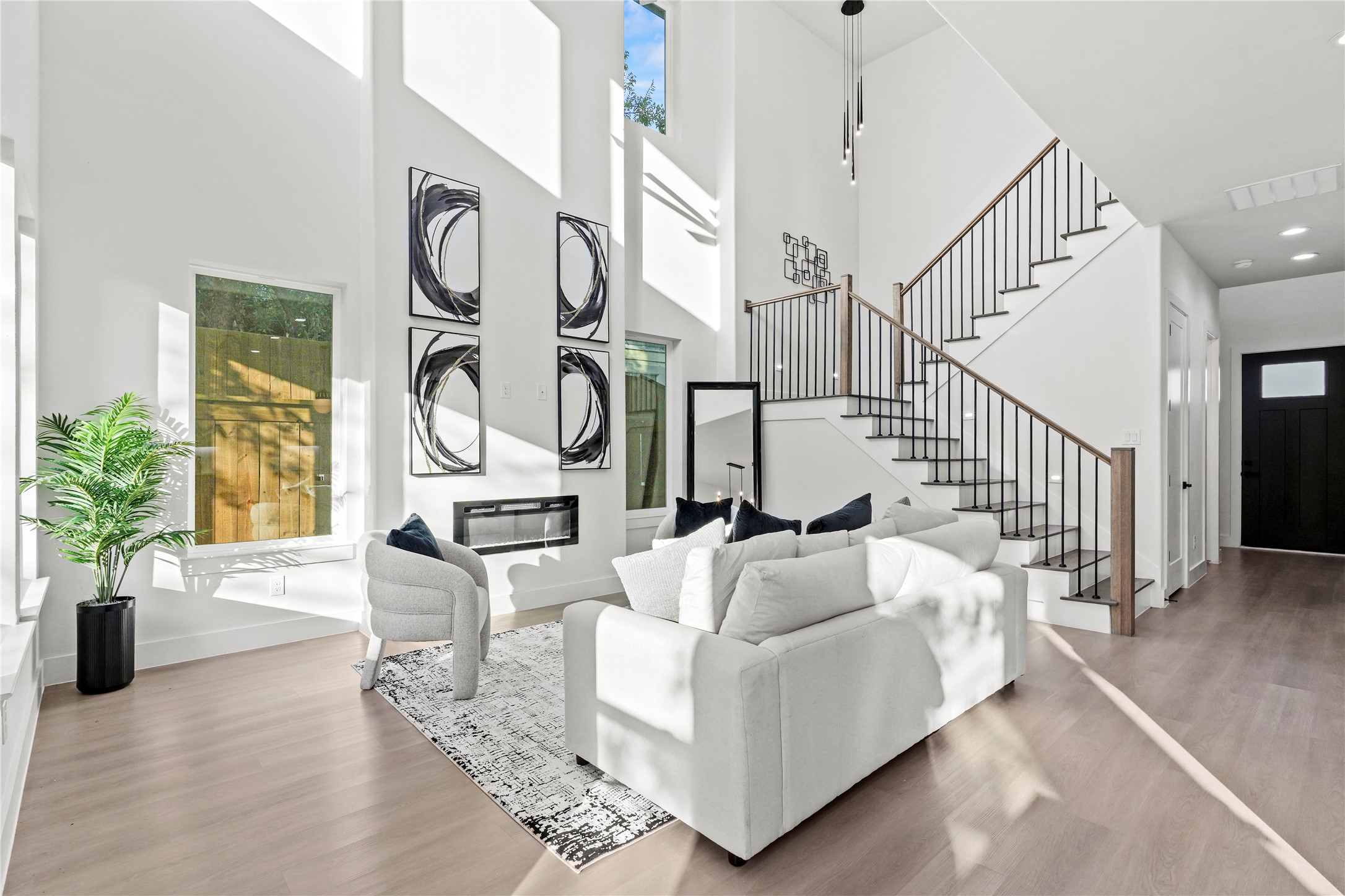 2219 W Lovers Lane