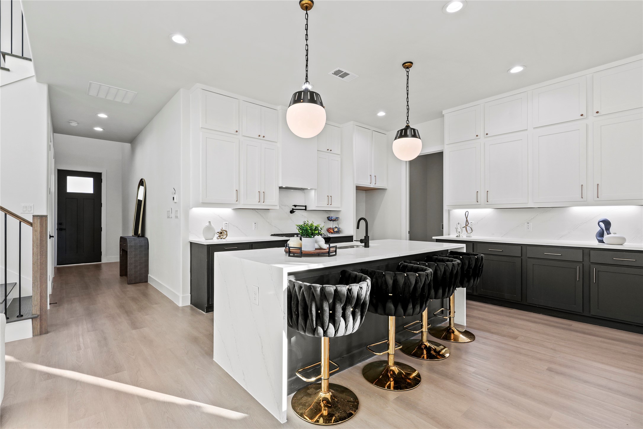 2219 W Lovers Lane