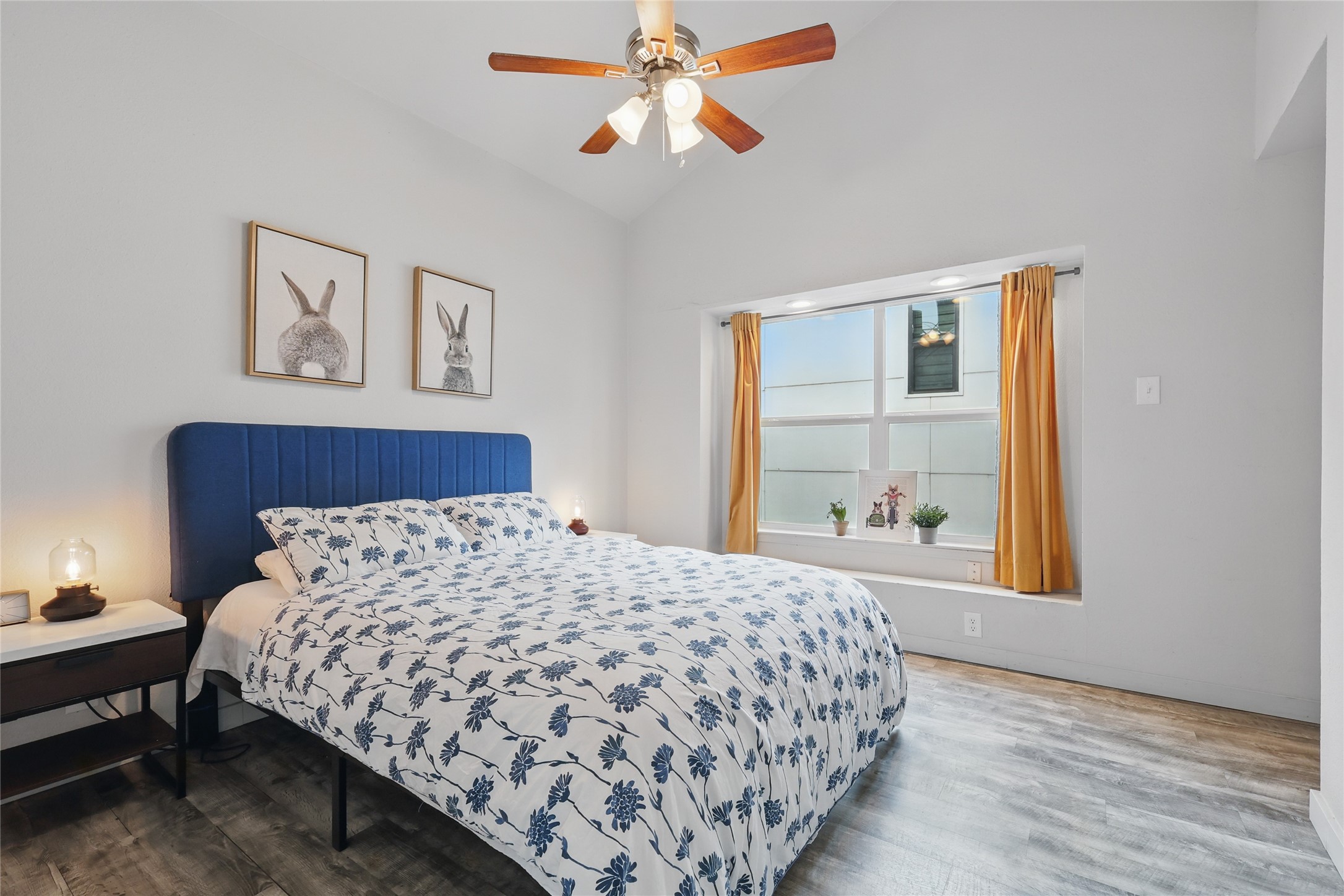 5963 Ross Avenue 202