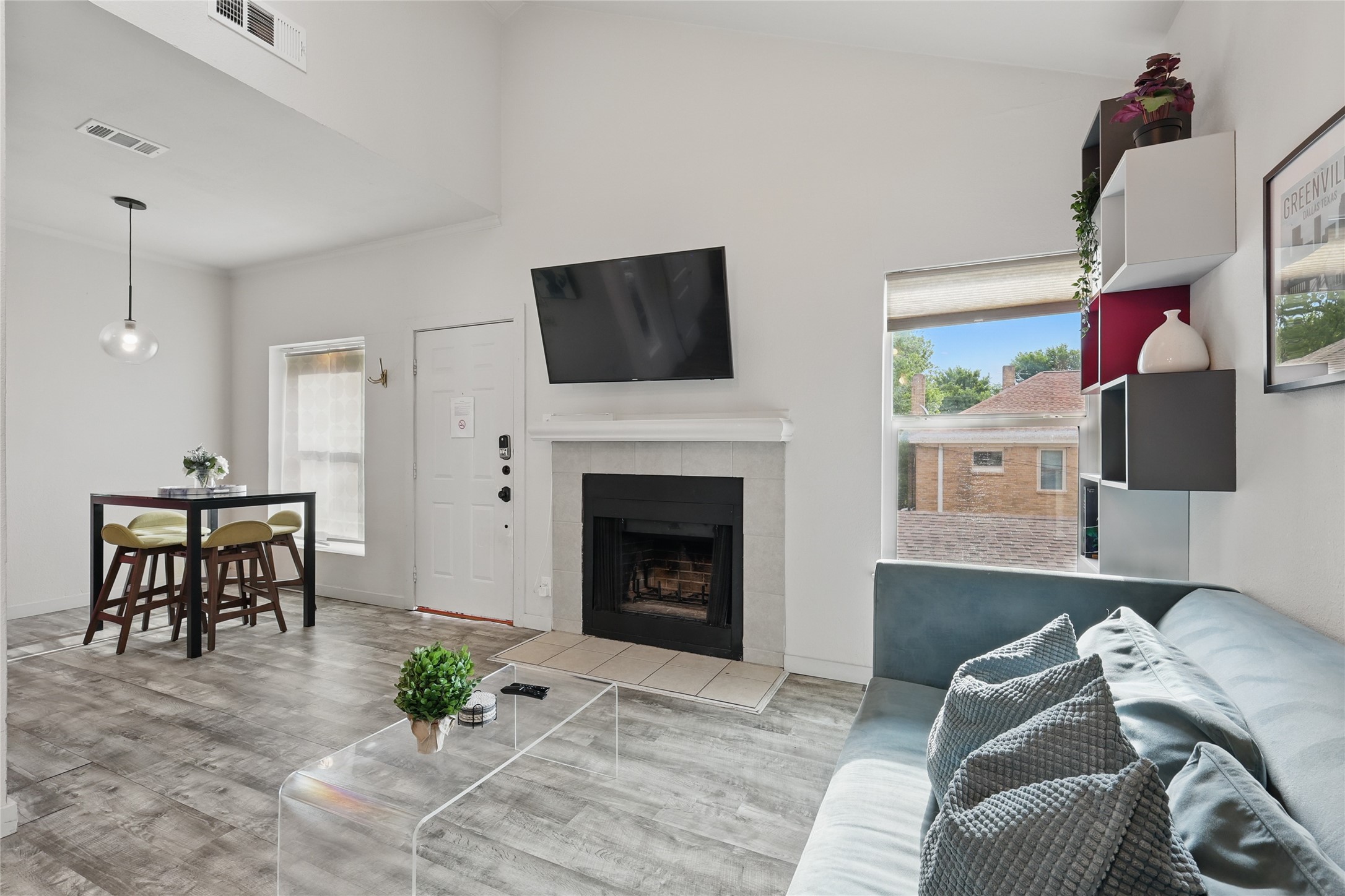 5963 Ross Avenue 202