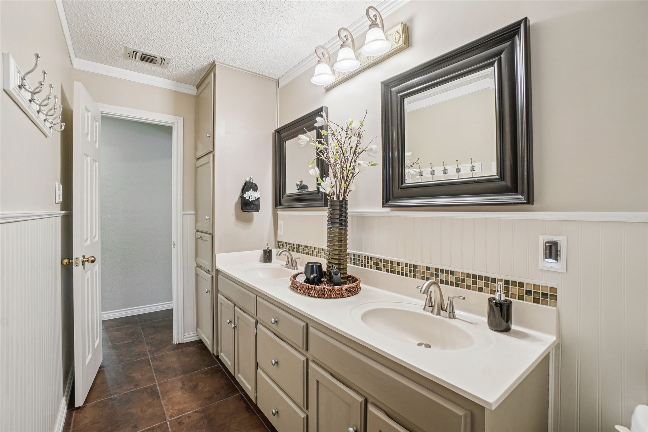 1505 Shadowbrook Drive