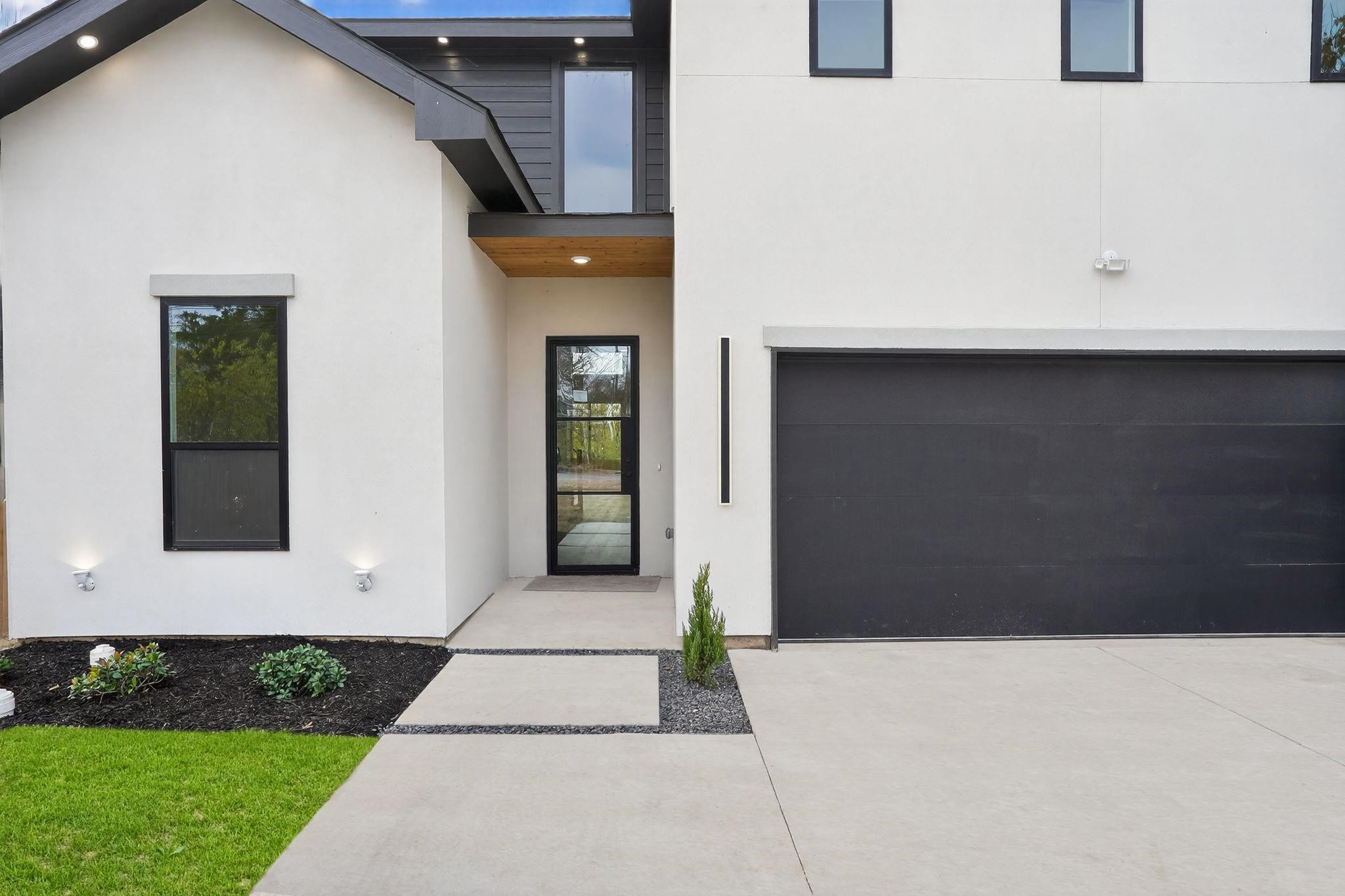 2007 N Montclair Avenue