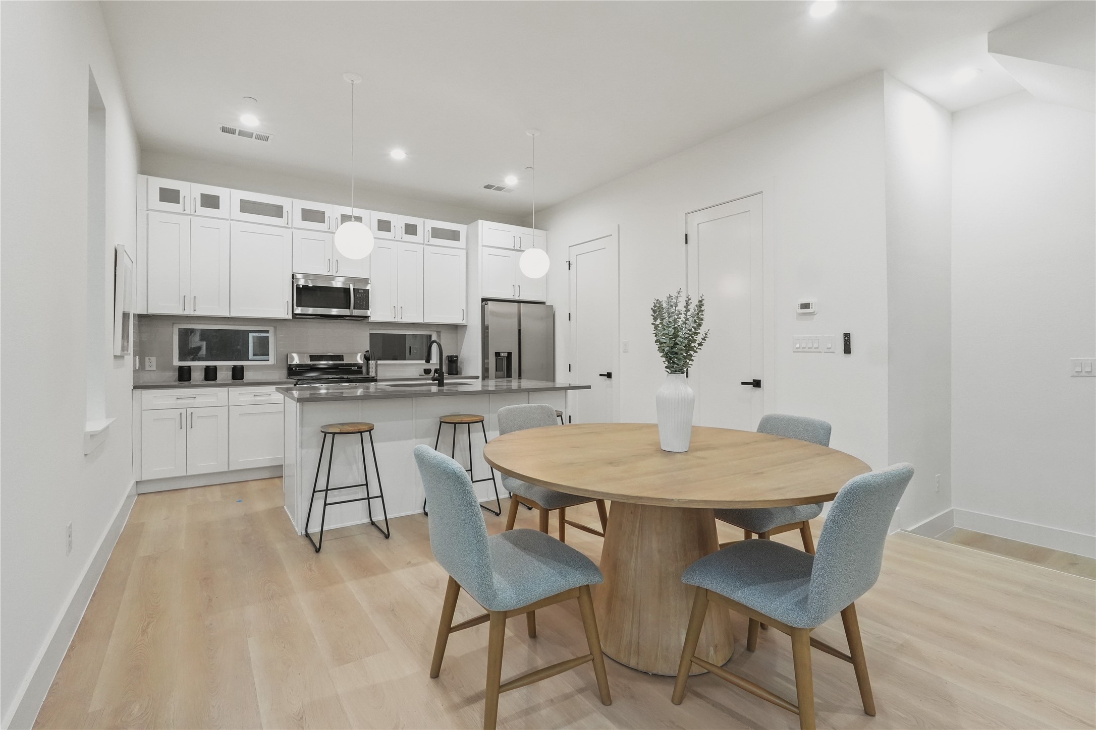 2101 N Prairie Avenue 201