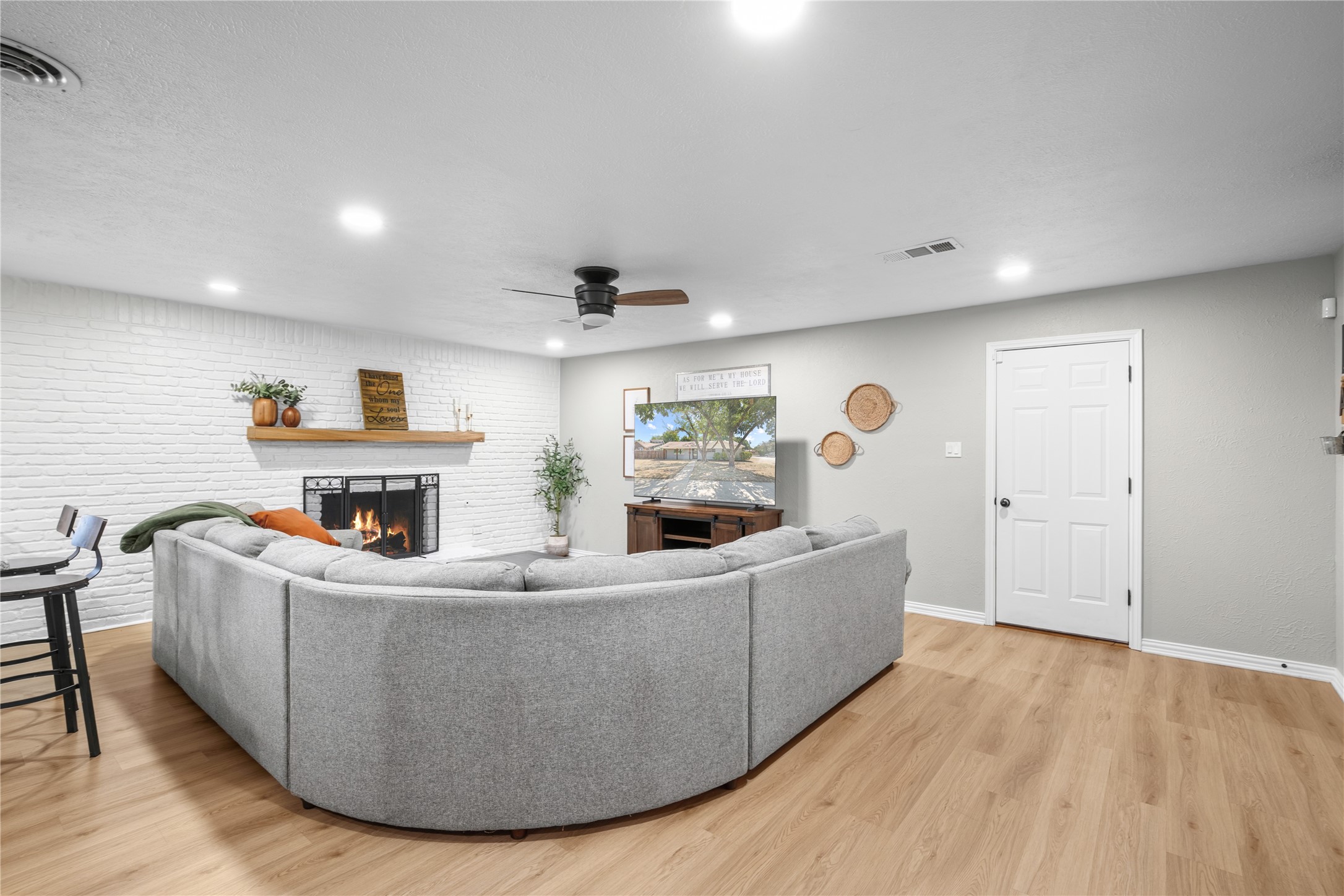 213 Wilshire Drive