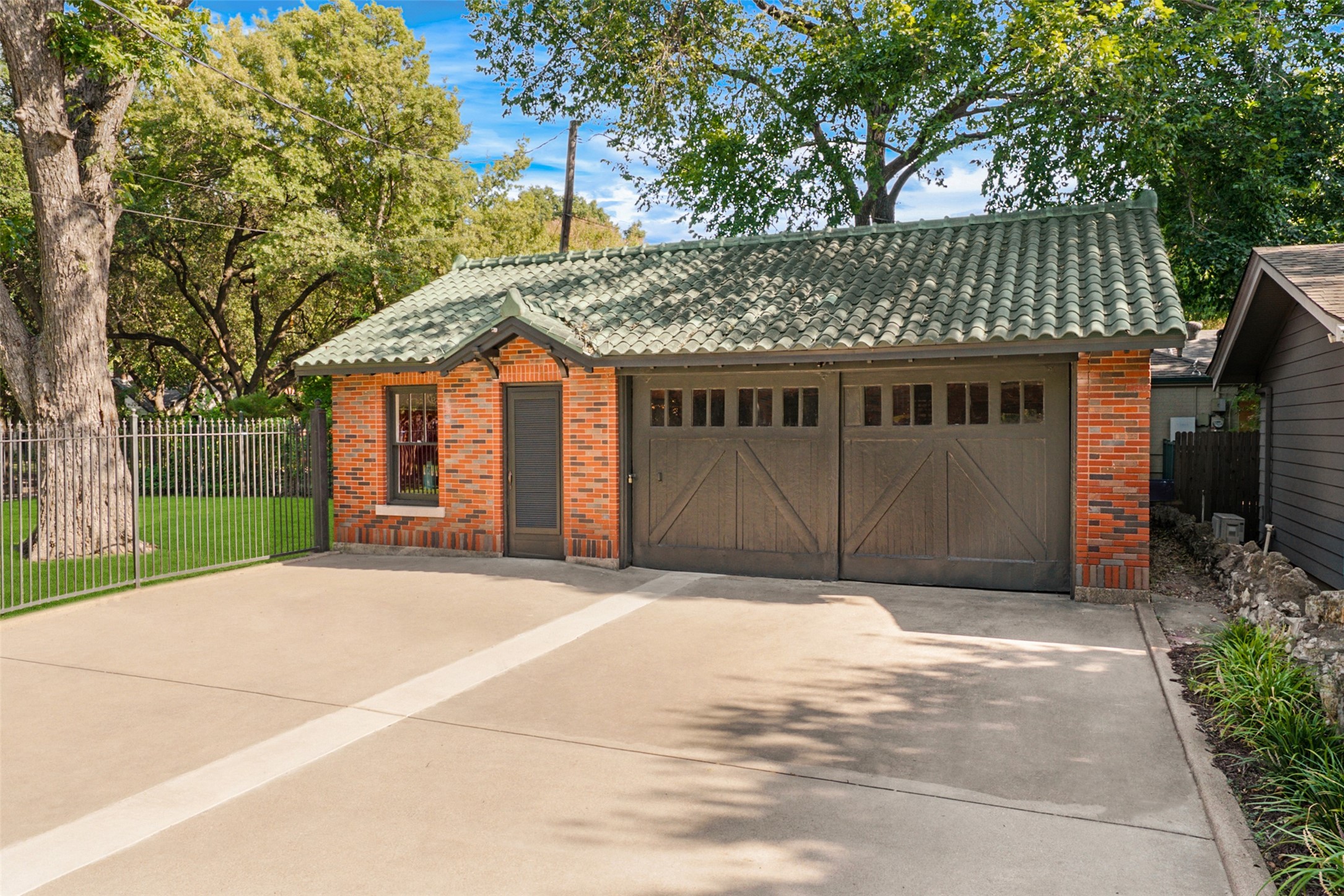 2127 Pembroke Drive