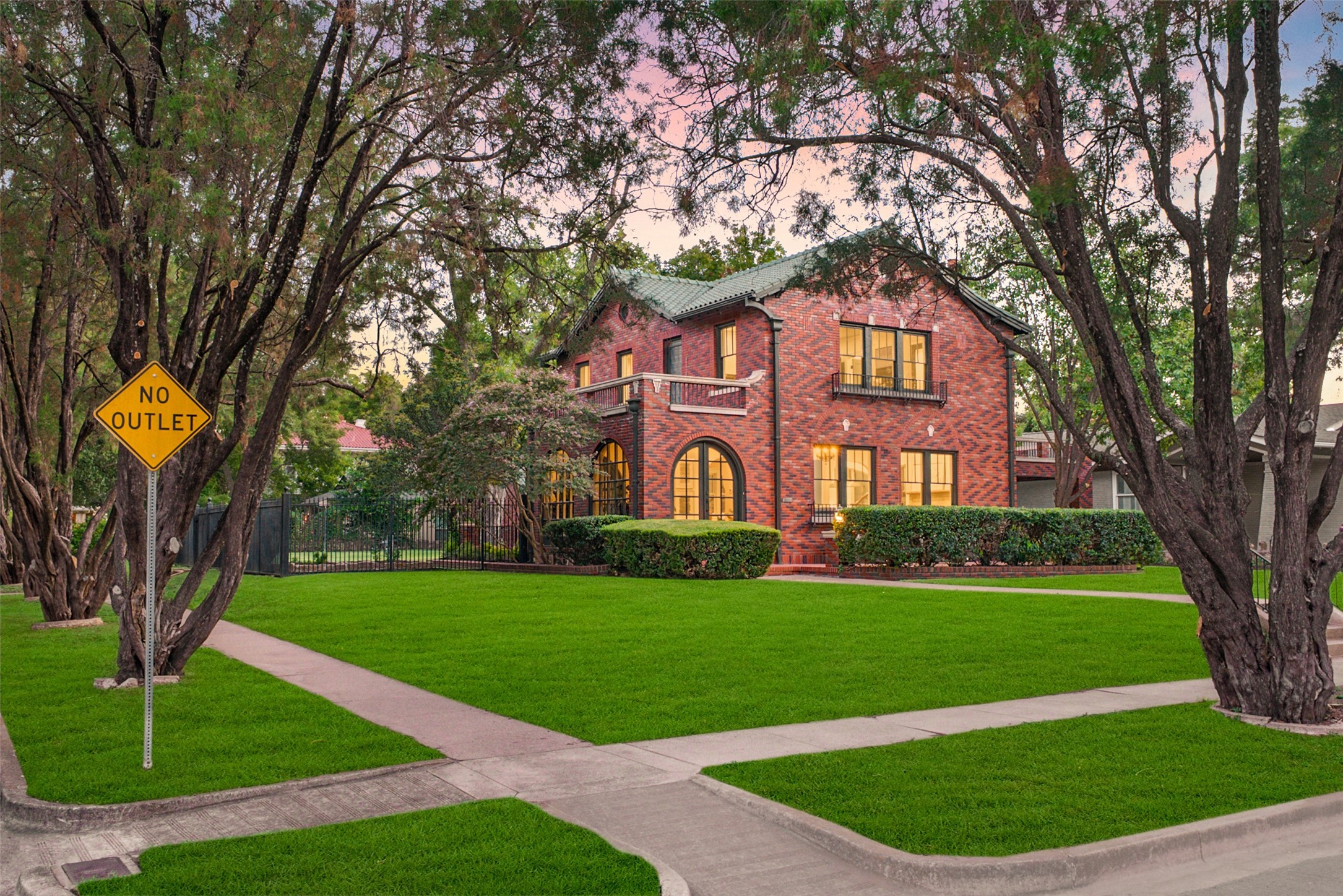 2127 Pembroke Drive