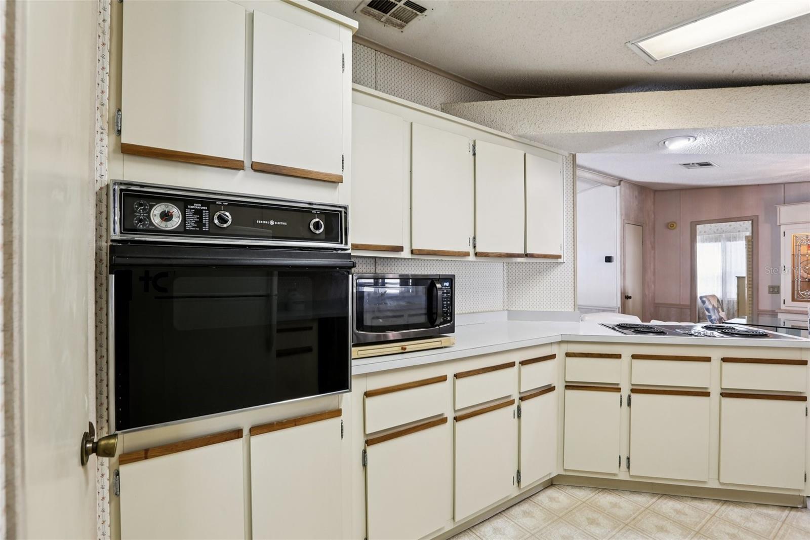 4933 COLONNADES CIR E