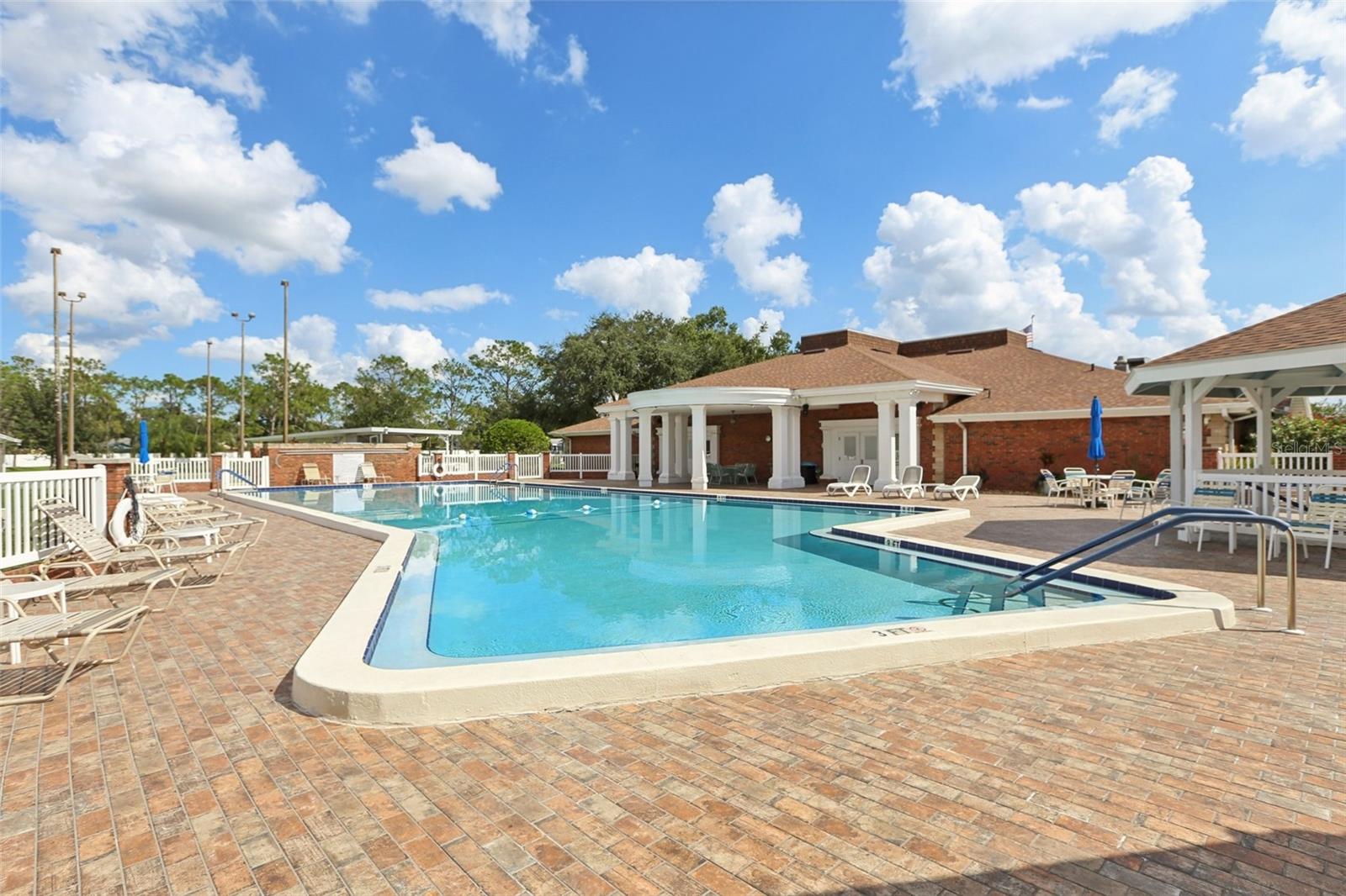 4933 COLONNADES CIR E