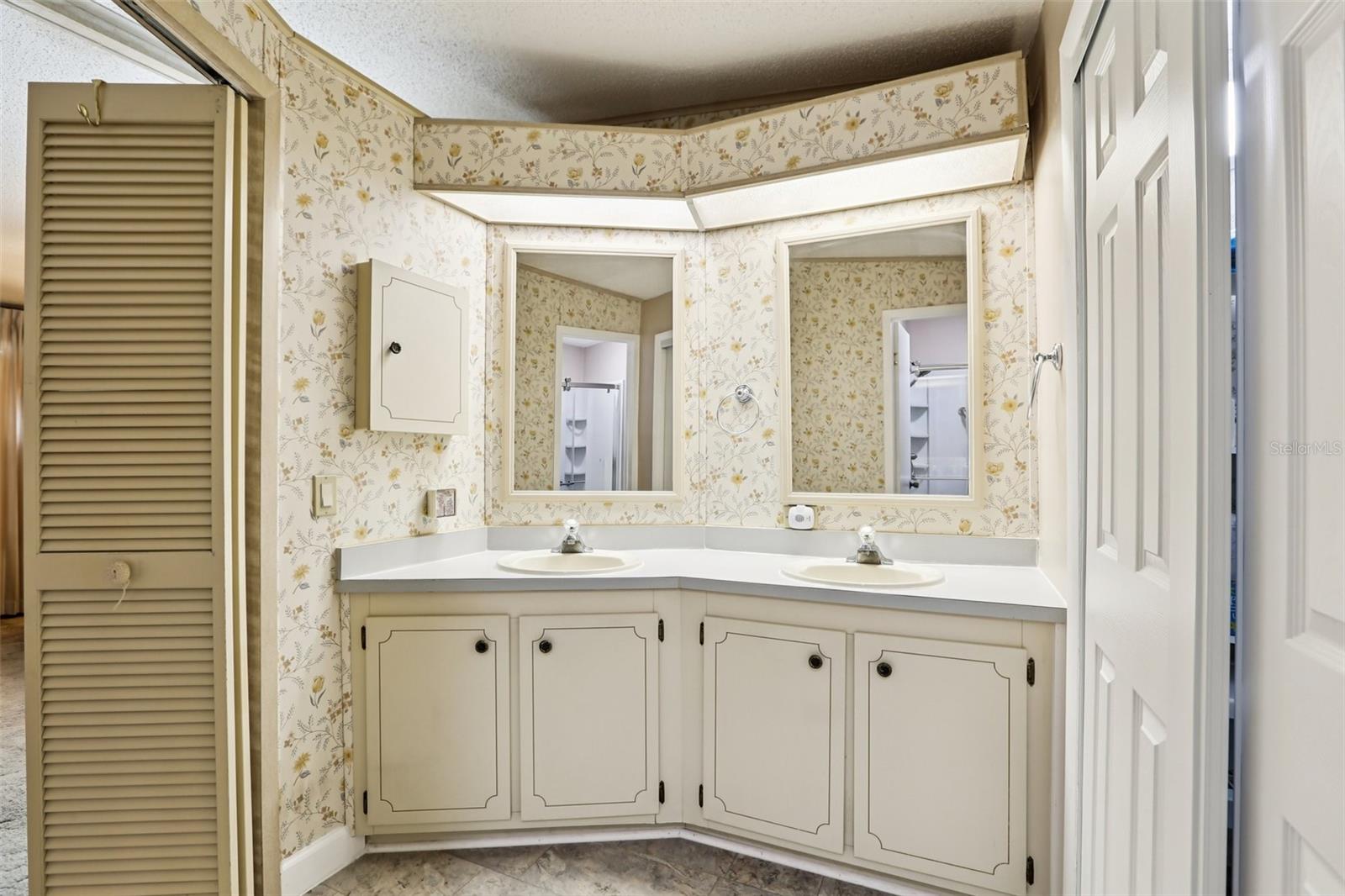 4933 COLONNADES CIR E