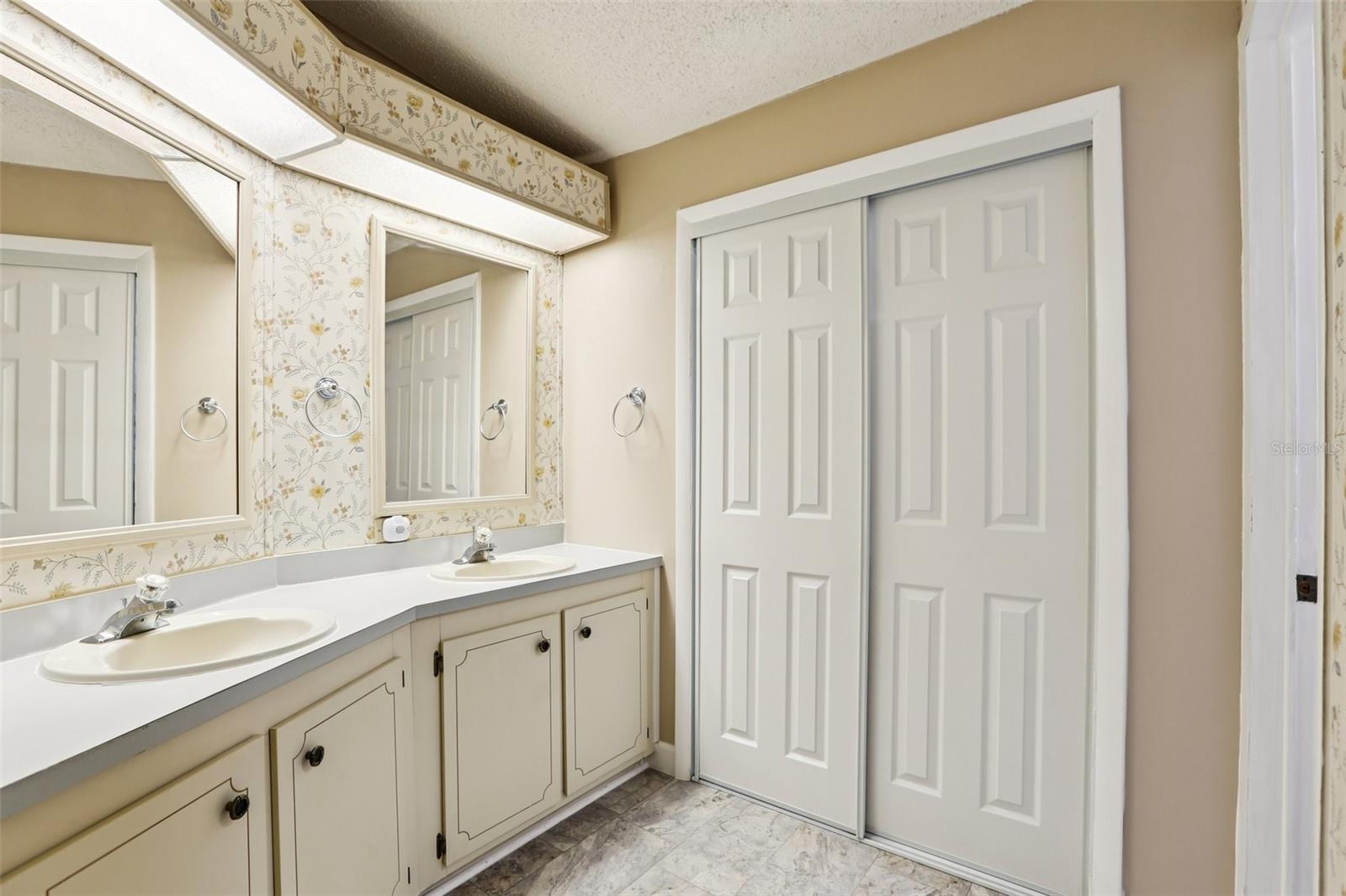 4933 COLONNADES CIR E