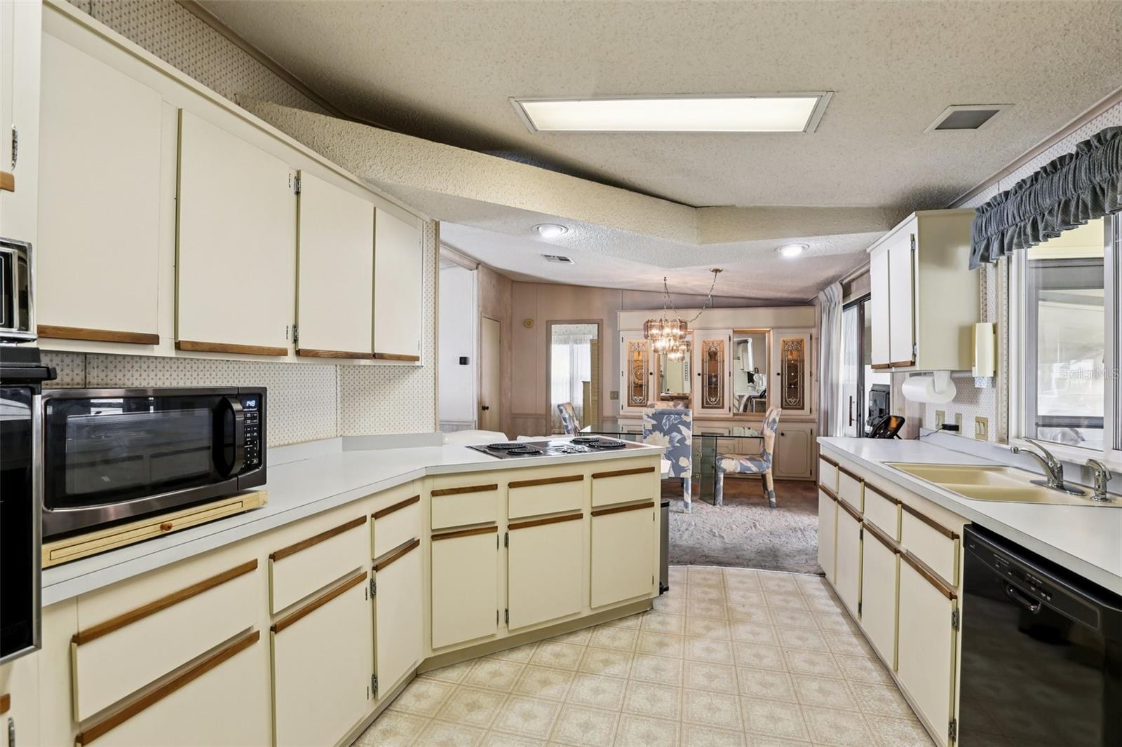 4933 COLONNADES CIR E