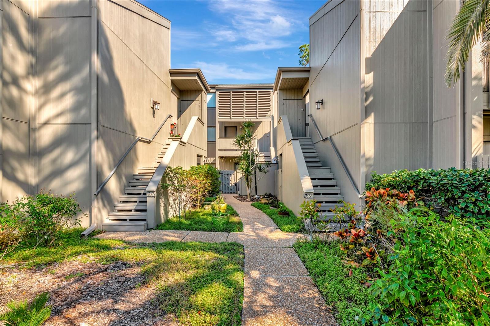 211 WOODLAND DR #211