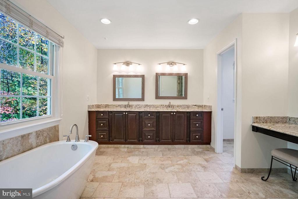 3235 BETSY LANE