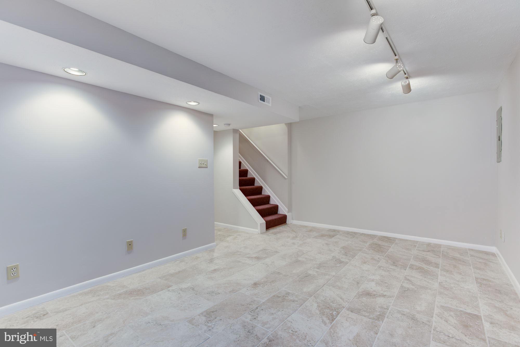 1605 OAK SPRING WAY