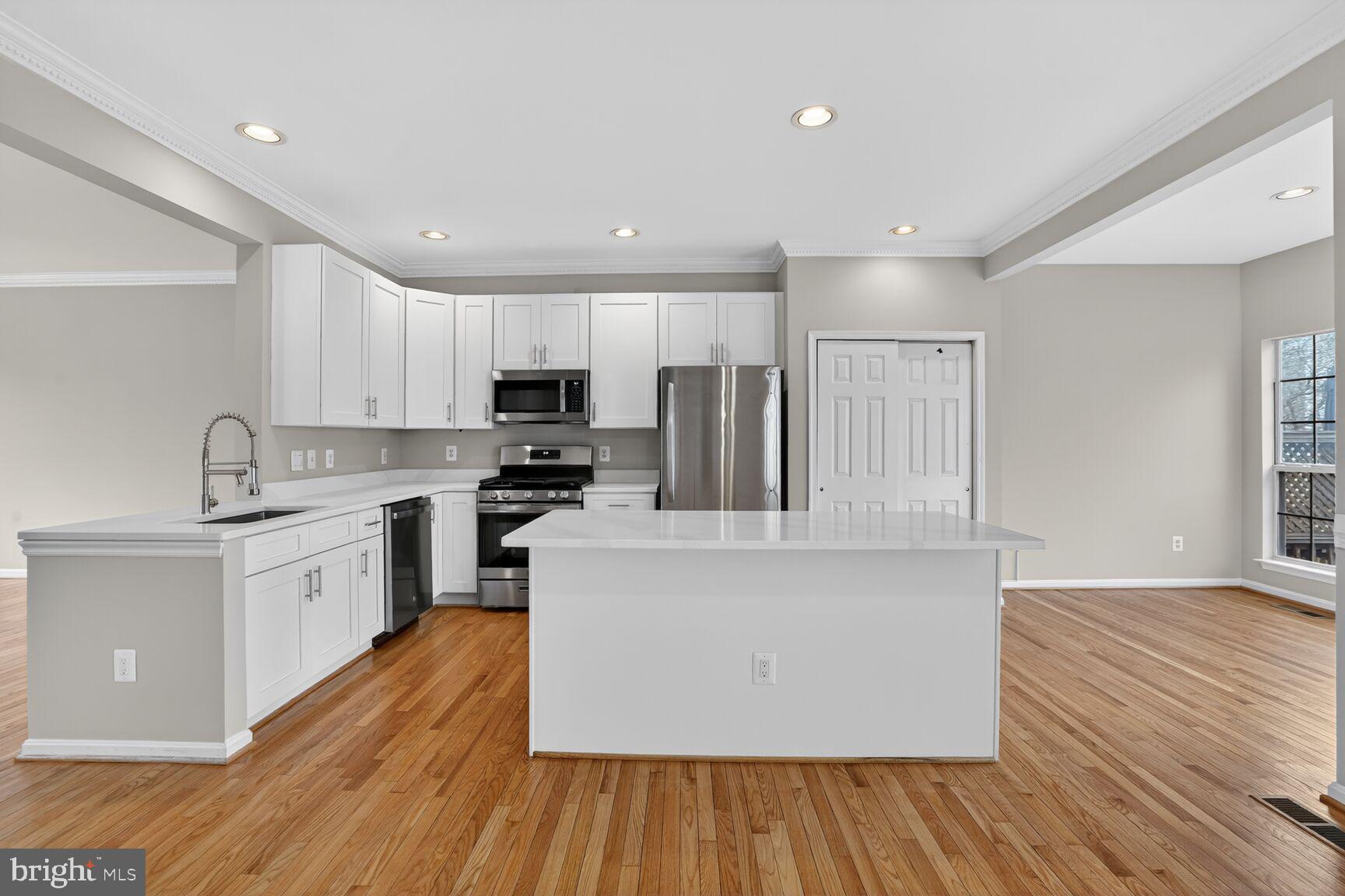 6808 CEDAR LOCH COURT