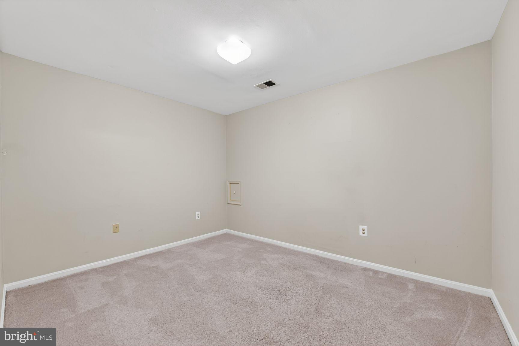 2832 KELLY SQUARE