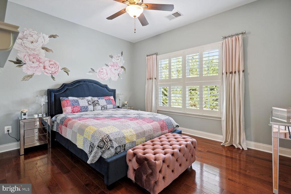 5350 WALKERTON COURT
