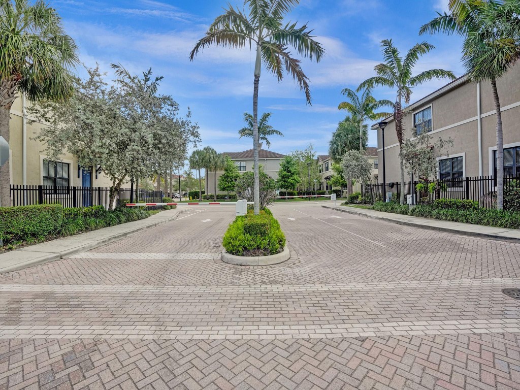 1042 NW 33rd Mnr 1042