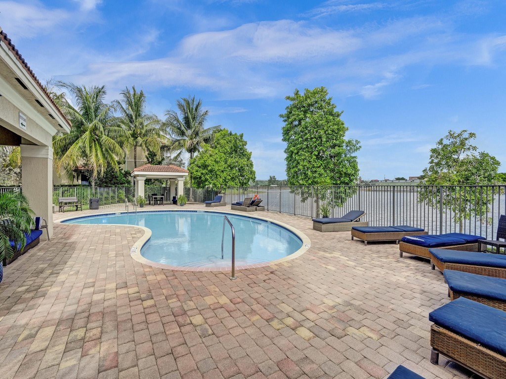 1042 NW 33rd Mnr 1042