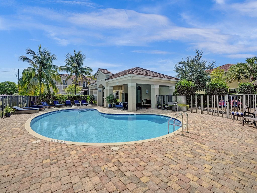 1042 NW 33rd Mnr 1042