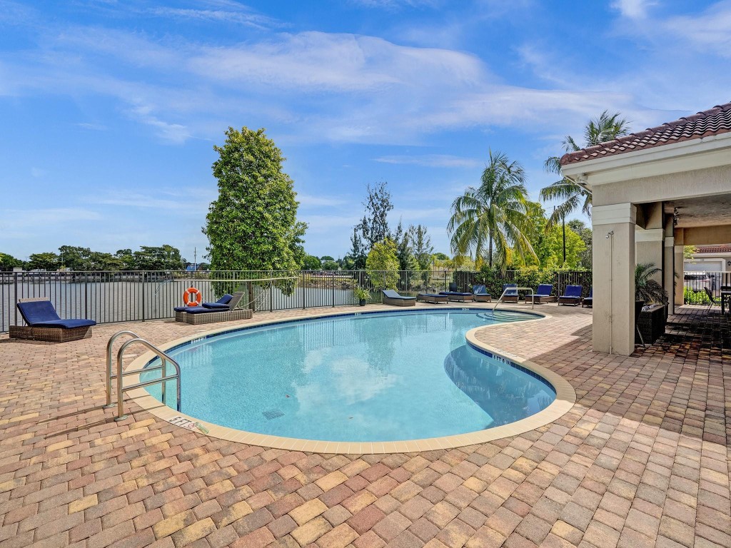 1042 NW 33rd Mnr 1042