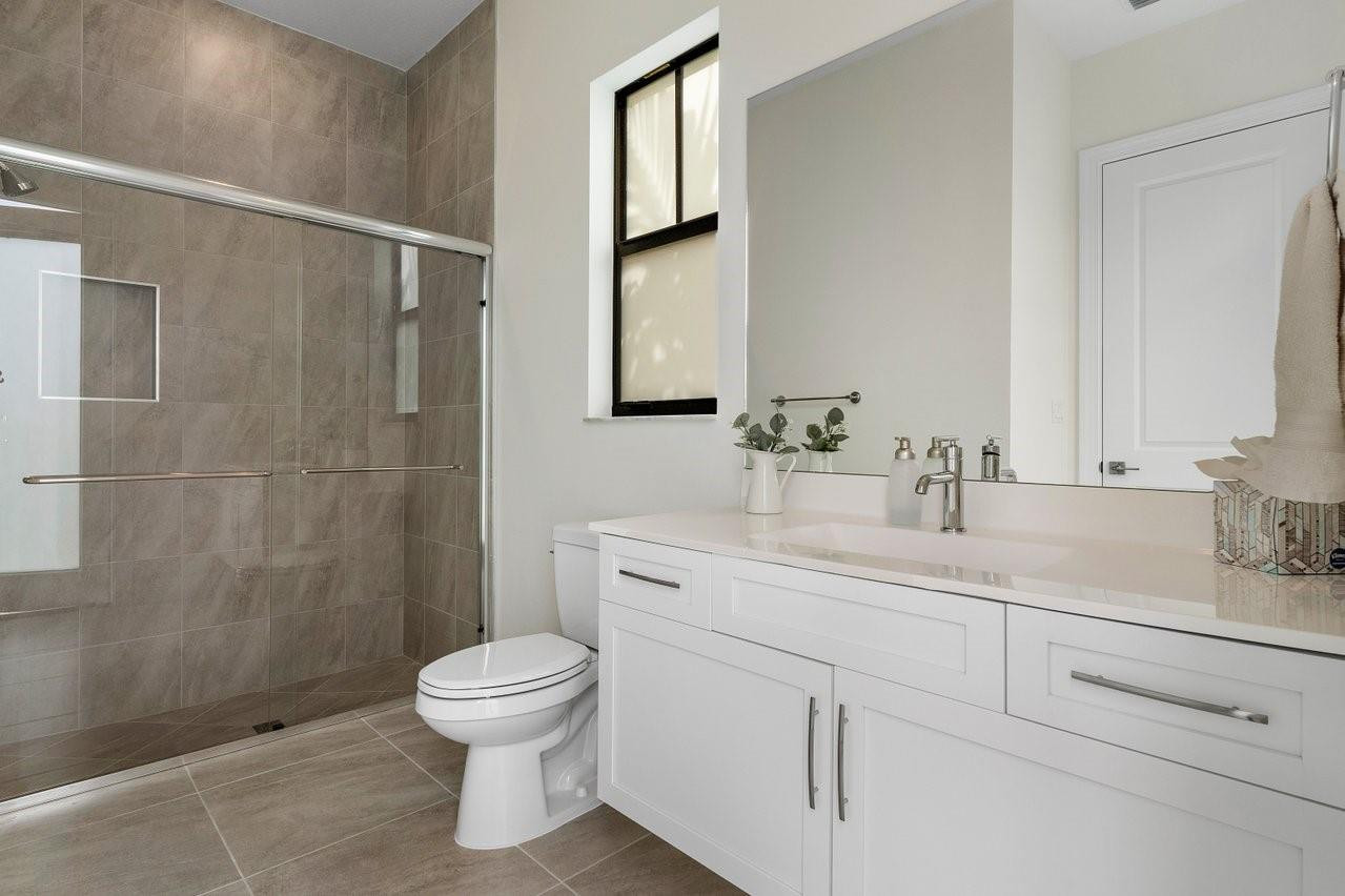 11905 N Baypoint Cir