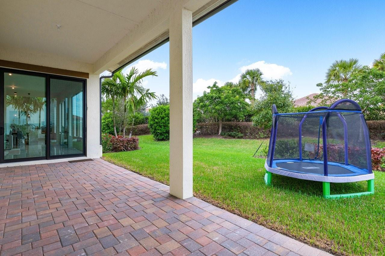 11905 N Baypoint Cir