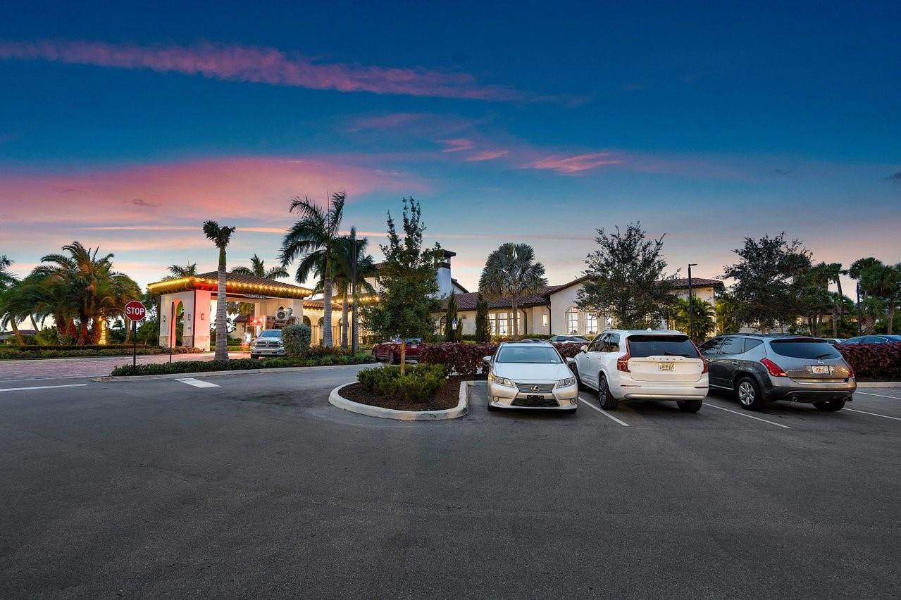 11905 N Baypoint Cir