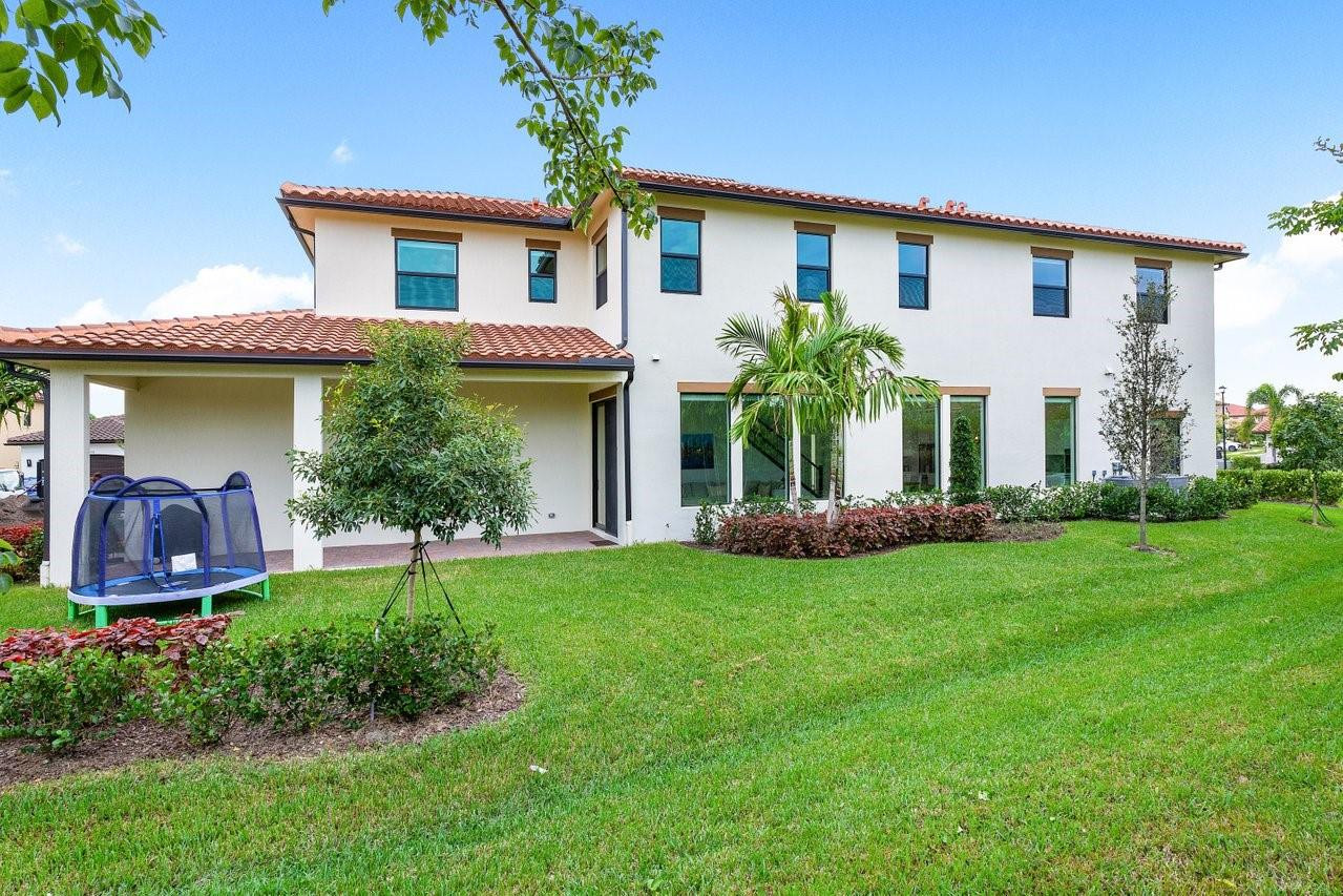 11905 N Baypoint Cir