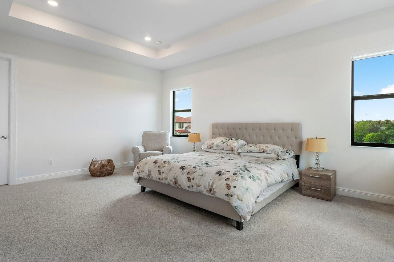 11905 N Baypoint Cir